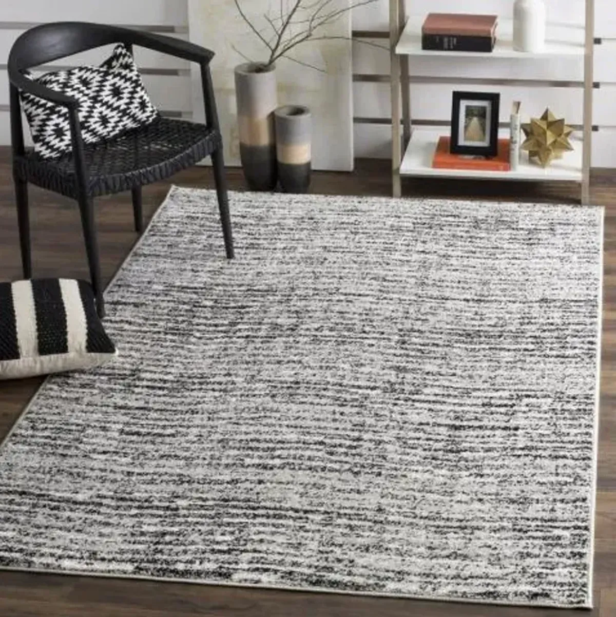 Adirondack Contemporary Black / Silver 4' X 4' Round Powerloomed Rug