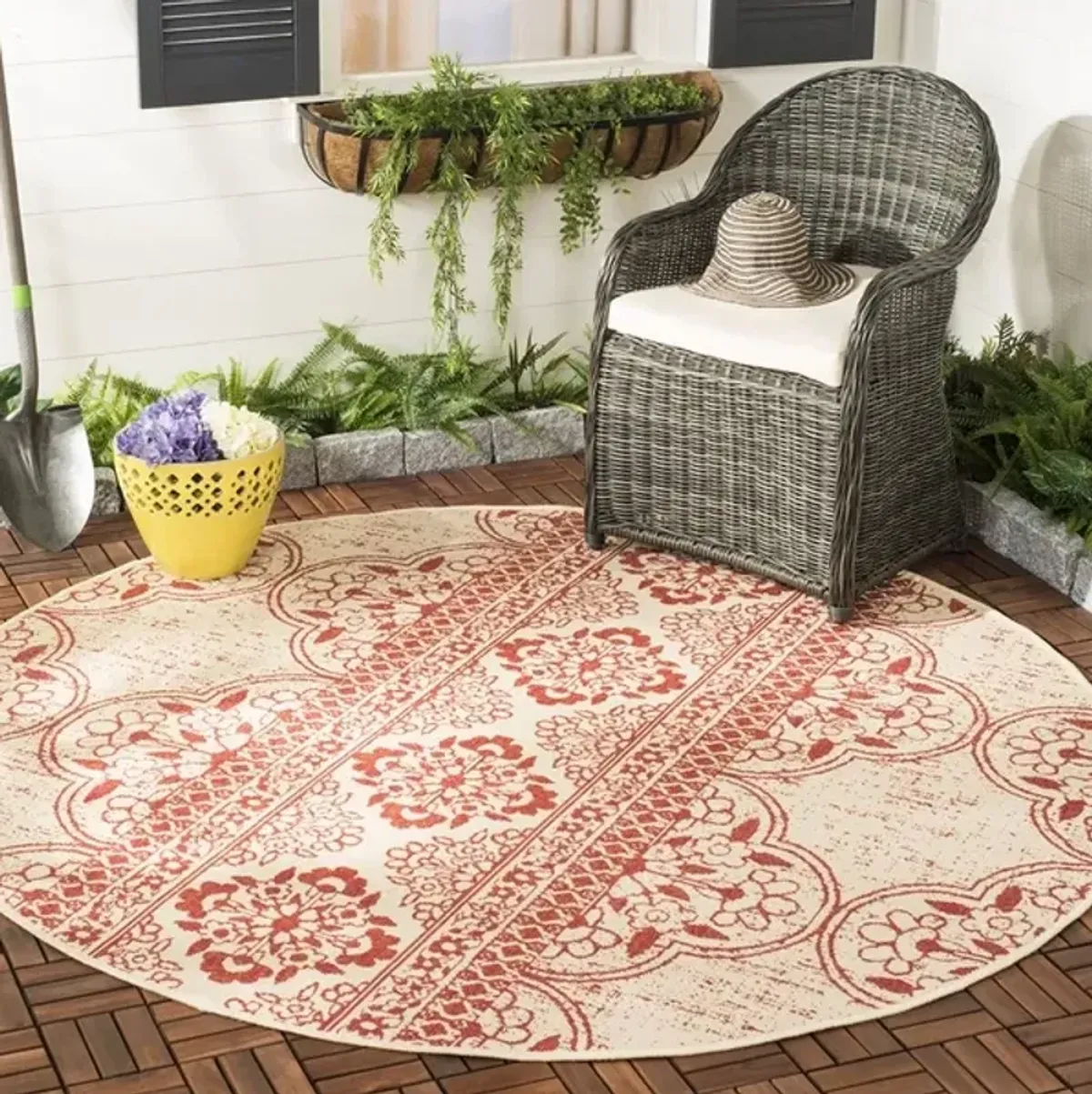 Safavieh BEACH HOUSE Collection BHS174Q-6R Red / Creme 6'-7" X 6'-7" Round