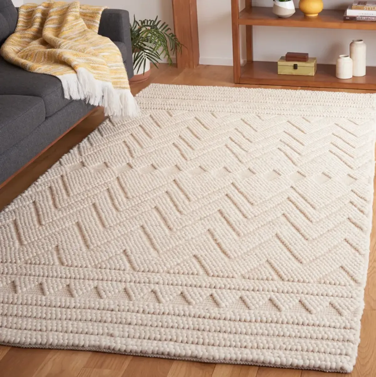 NATURA Hand Woven 5' x 8' area rug