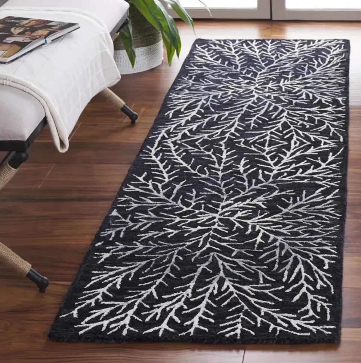 SOHO 257 BLACK  2'-3' x 8' Runner Rug