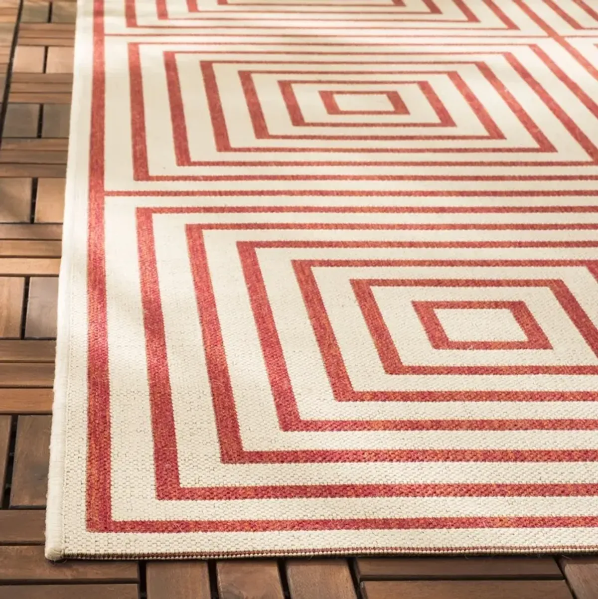 BEACH HOUSE 123 Red 2'-2' X 4' Accent Rug