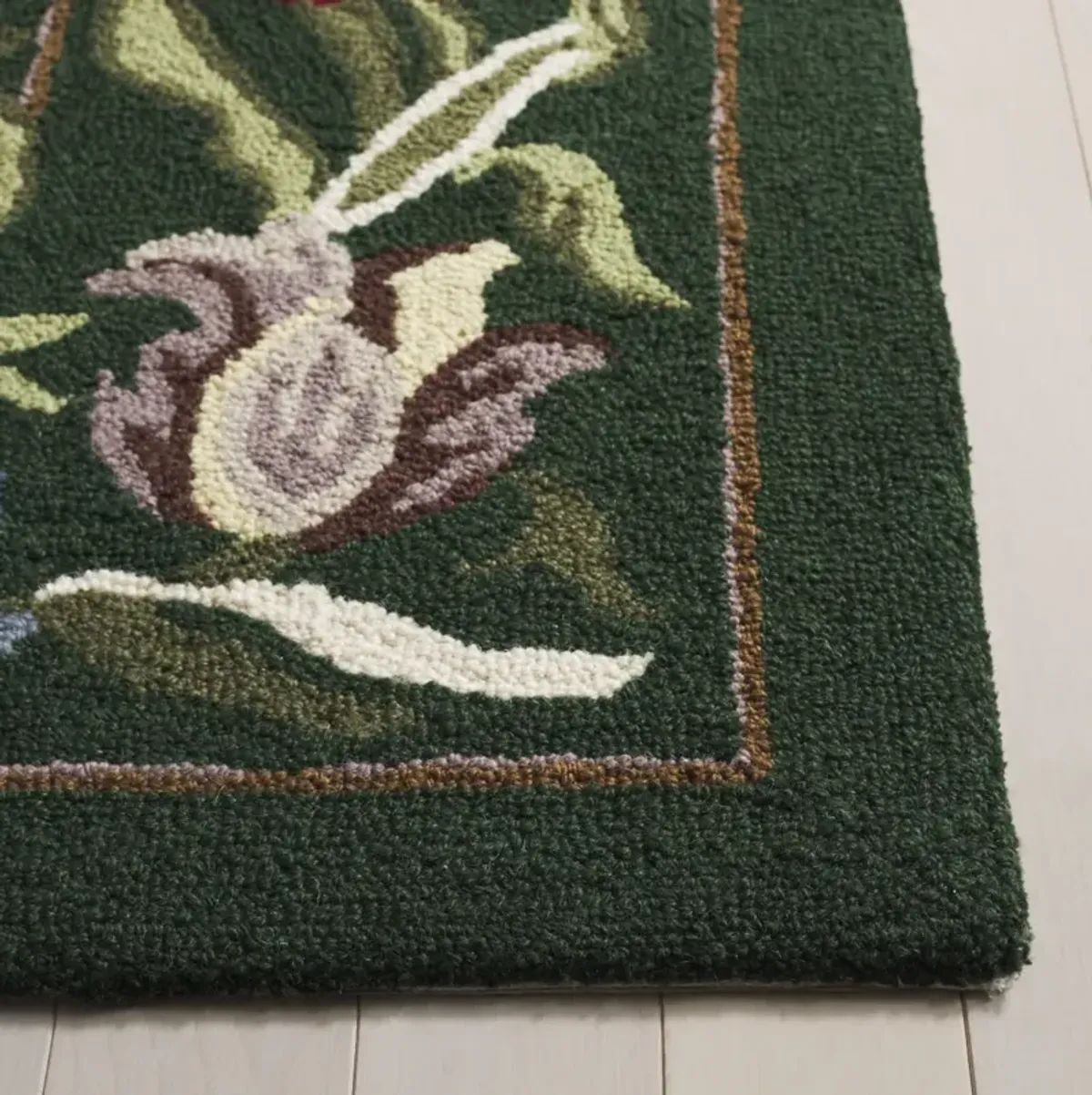 HK335 GREEN  2'-6' x 8' Runner Rug