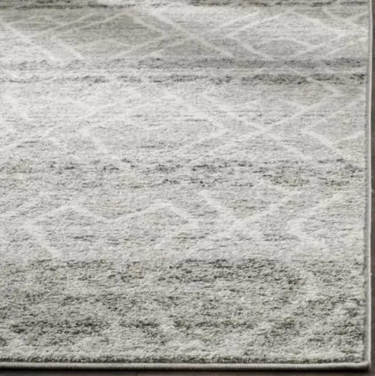 Adirondack Contemporary Silver / Ivory 2'-6" X 6' Powerloomed Rug