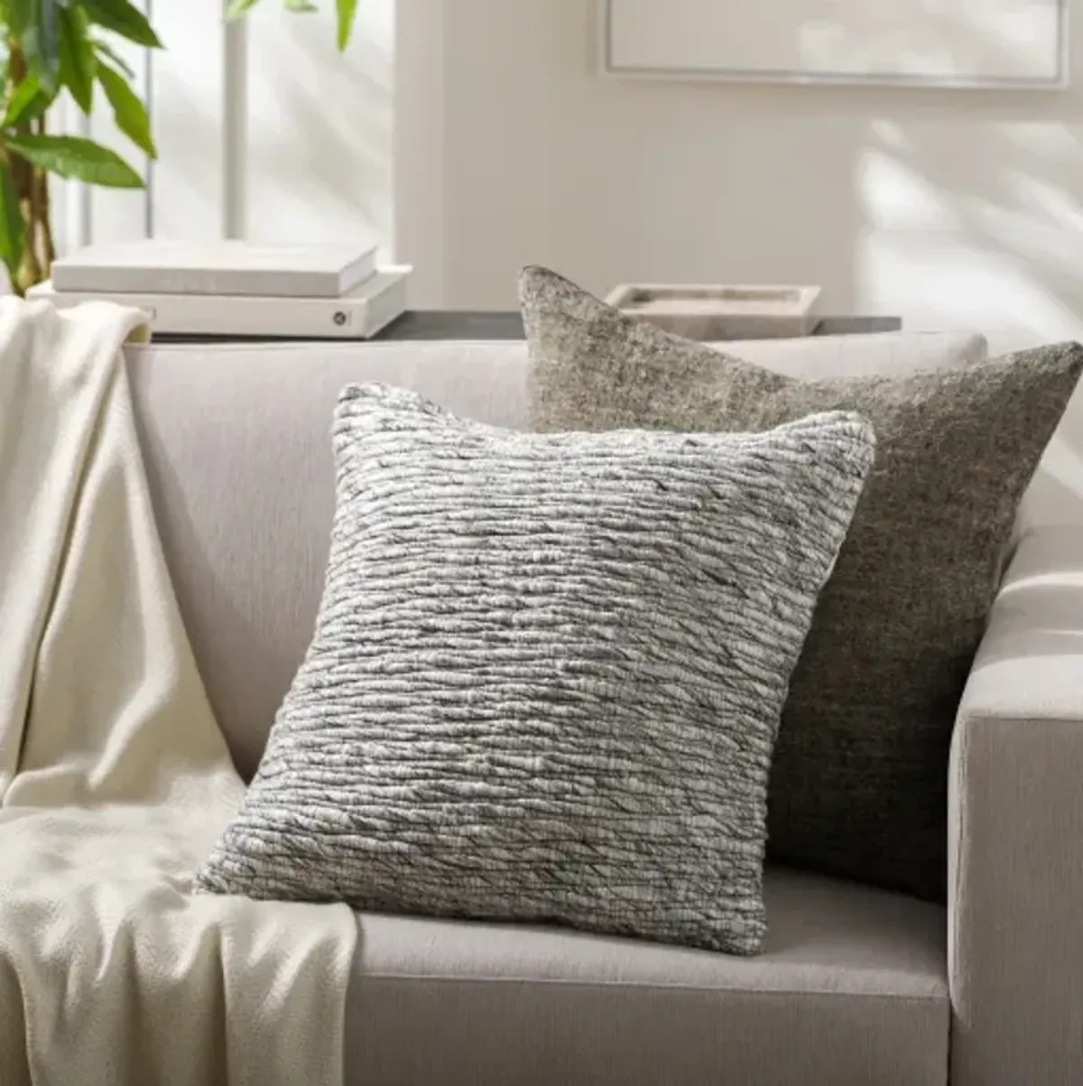 Elowyn EYN-001 18"L x 18"W Accent Pillow