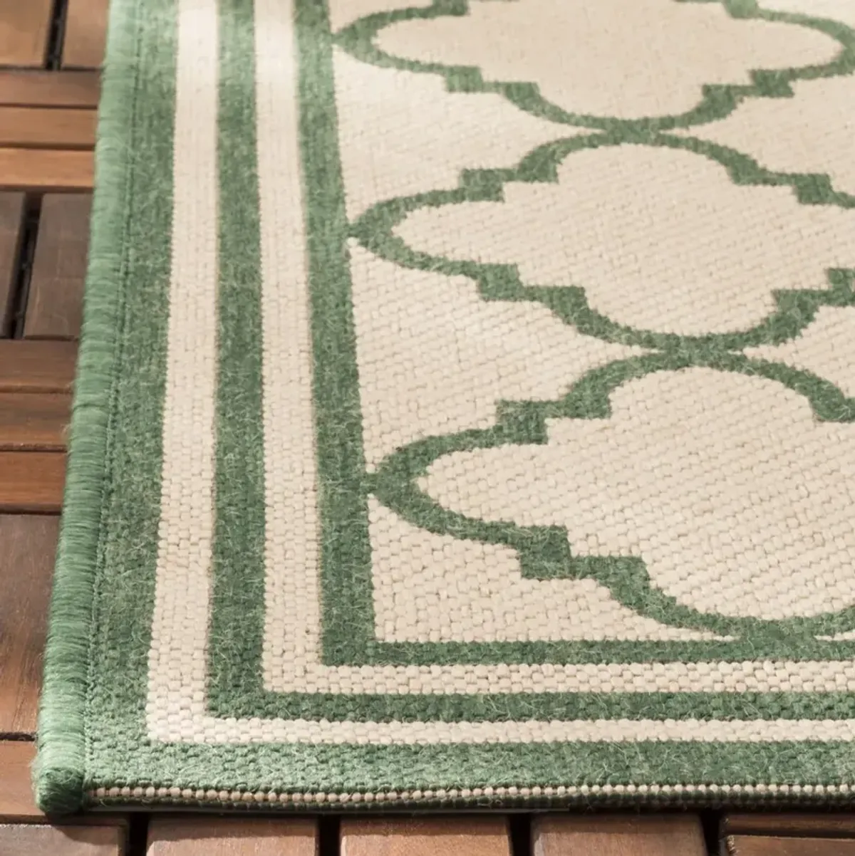 BEACH HOUSE 121 Green 2'-2' X 4' Accent Rug