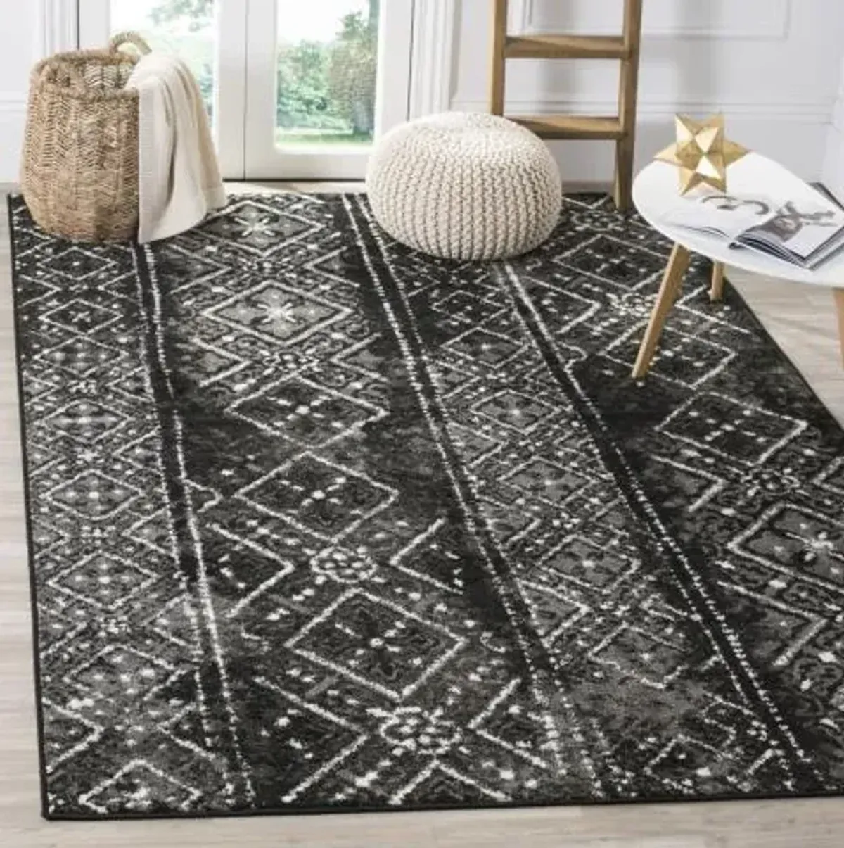 Adirondack Contemporary Black / Silver 4' X 4' Round Powerloomed Rug