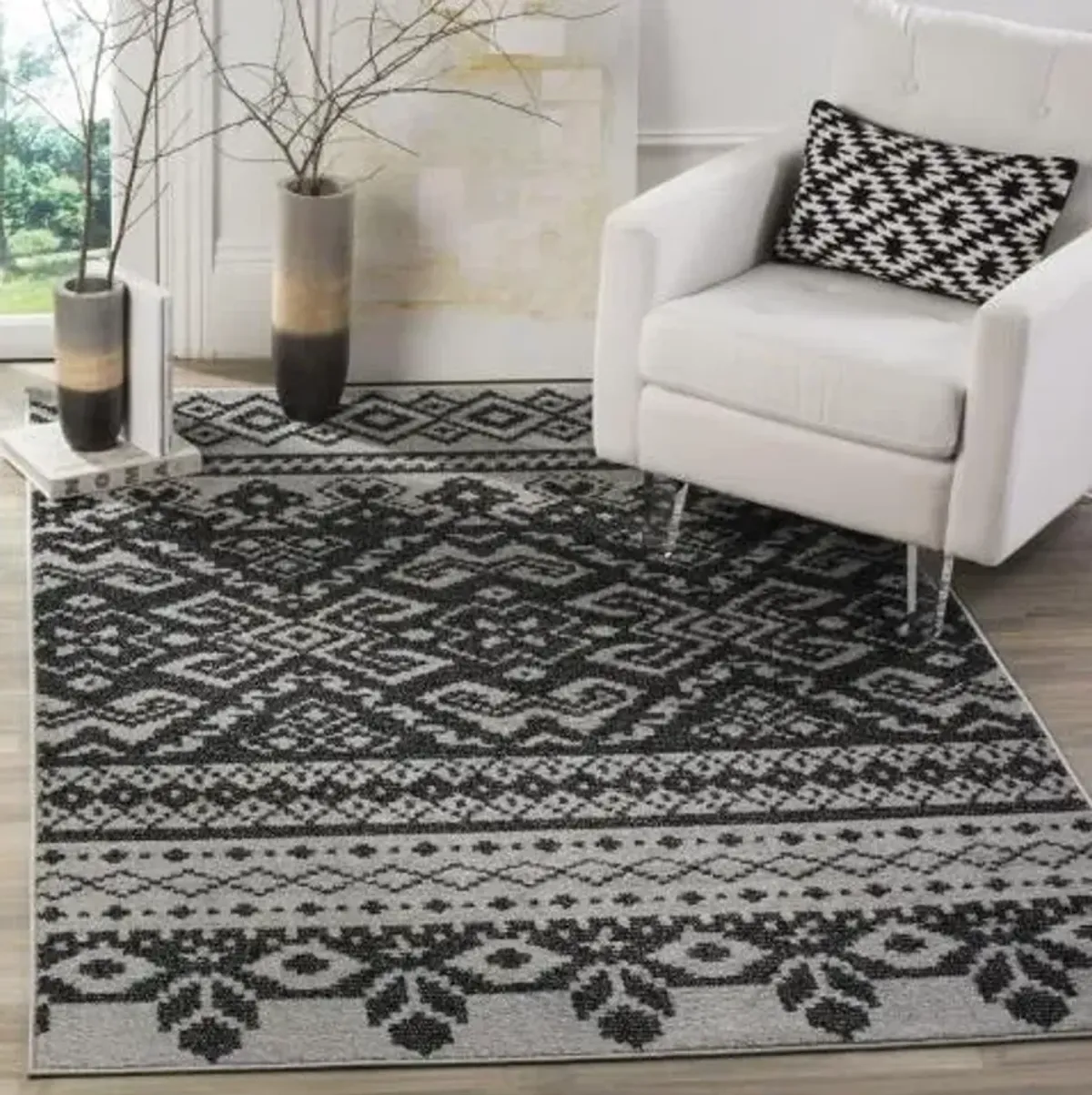 Adirondack Contemporary Silver / Black 4' X 4' Round Powerloomed Rug