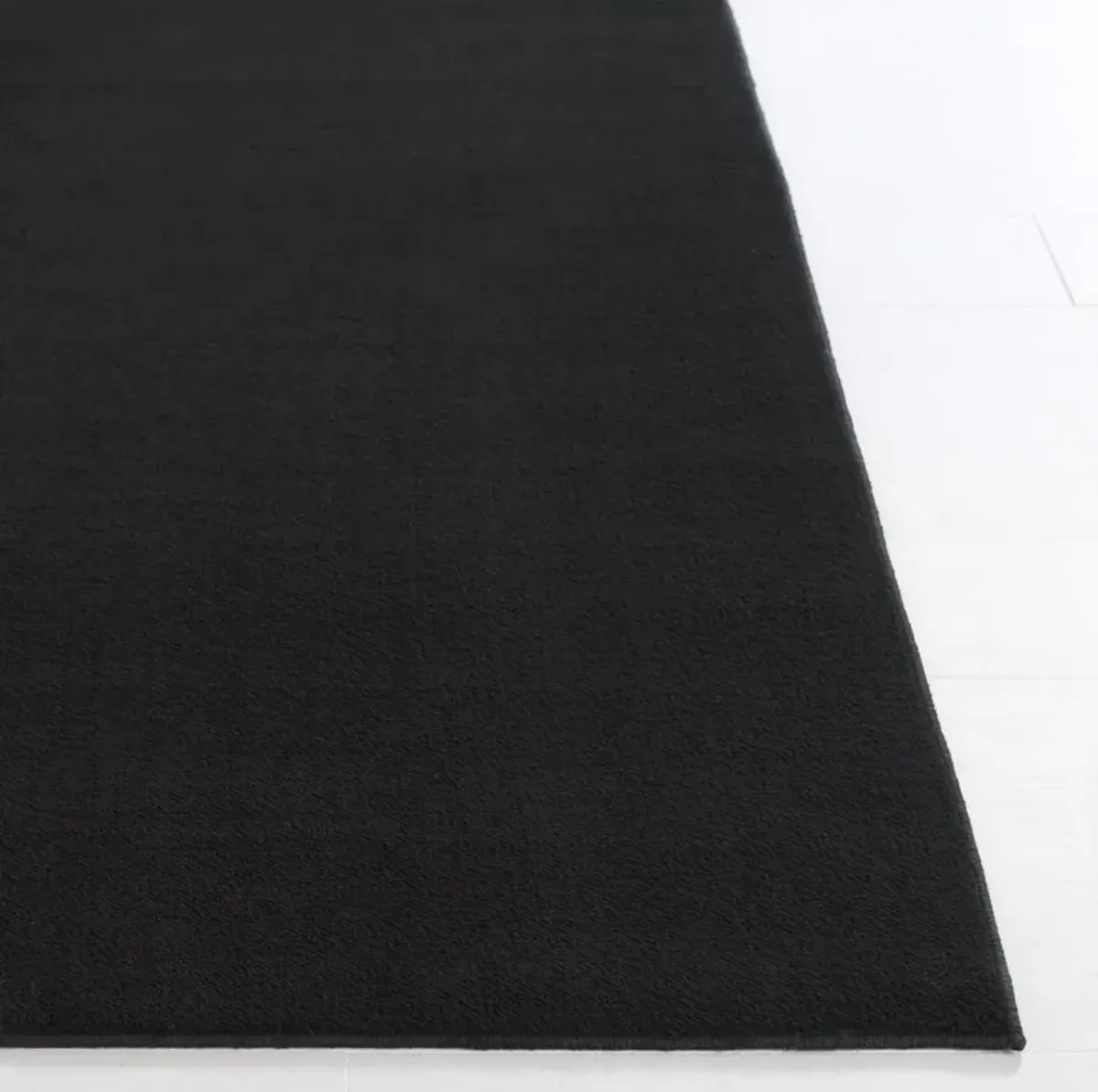 LOFT 315 BLACK 2'-3' x 8' Runner Rug