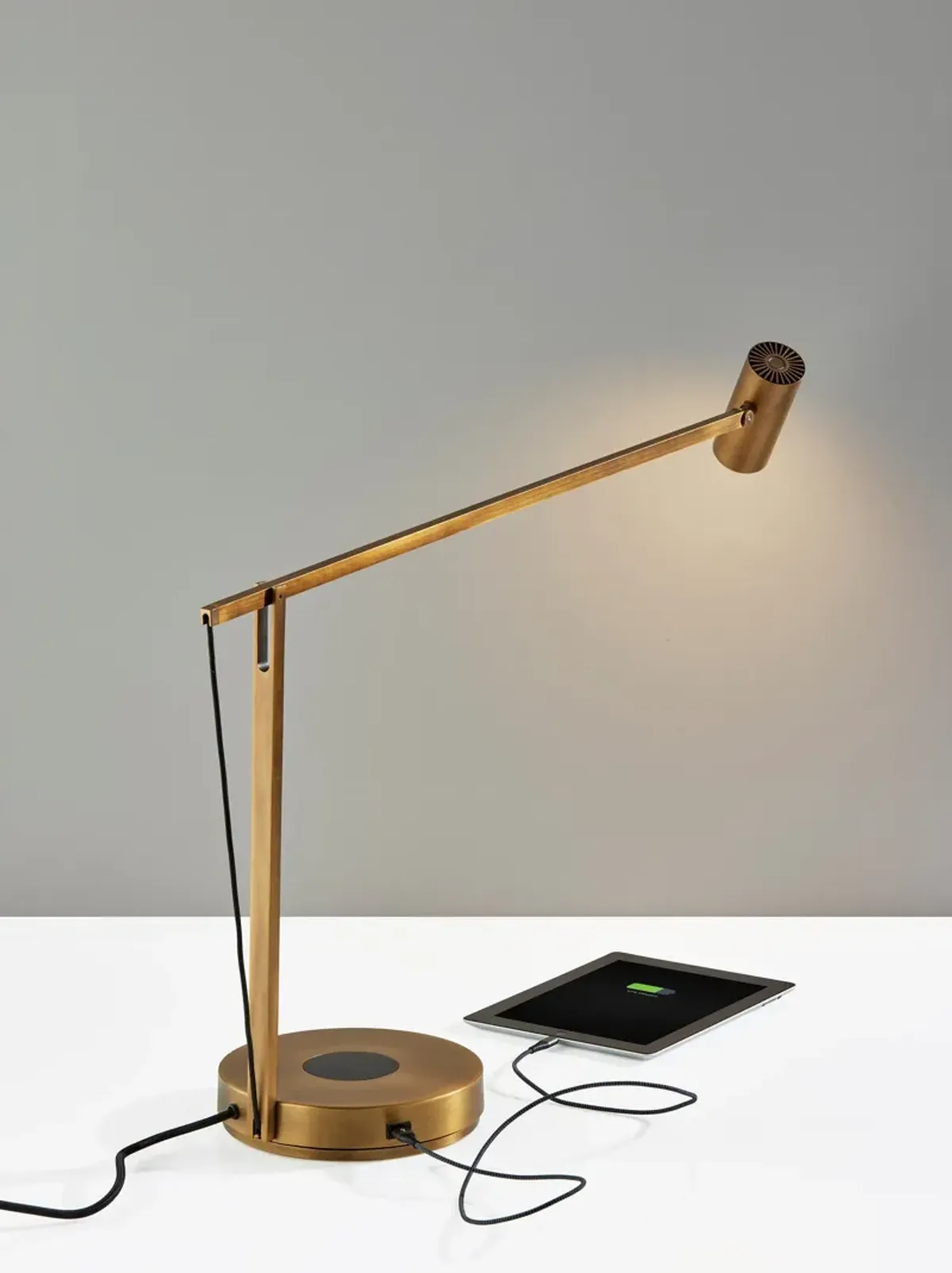 Turrell Task Lamp w. Wireless Charging