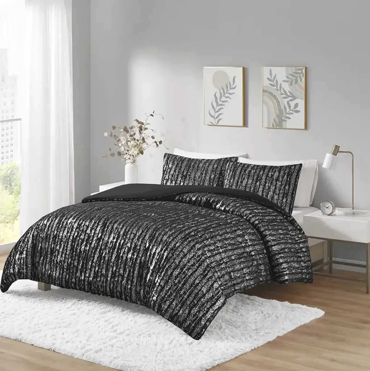 Intelligent Design Naomi Black/Silver Metallic Print Faux Fur Duvet Cover Set