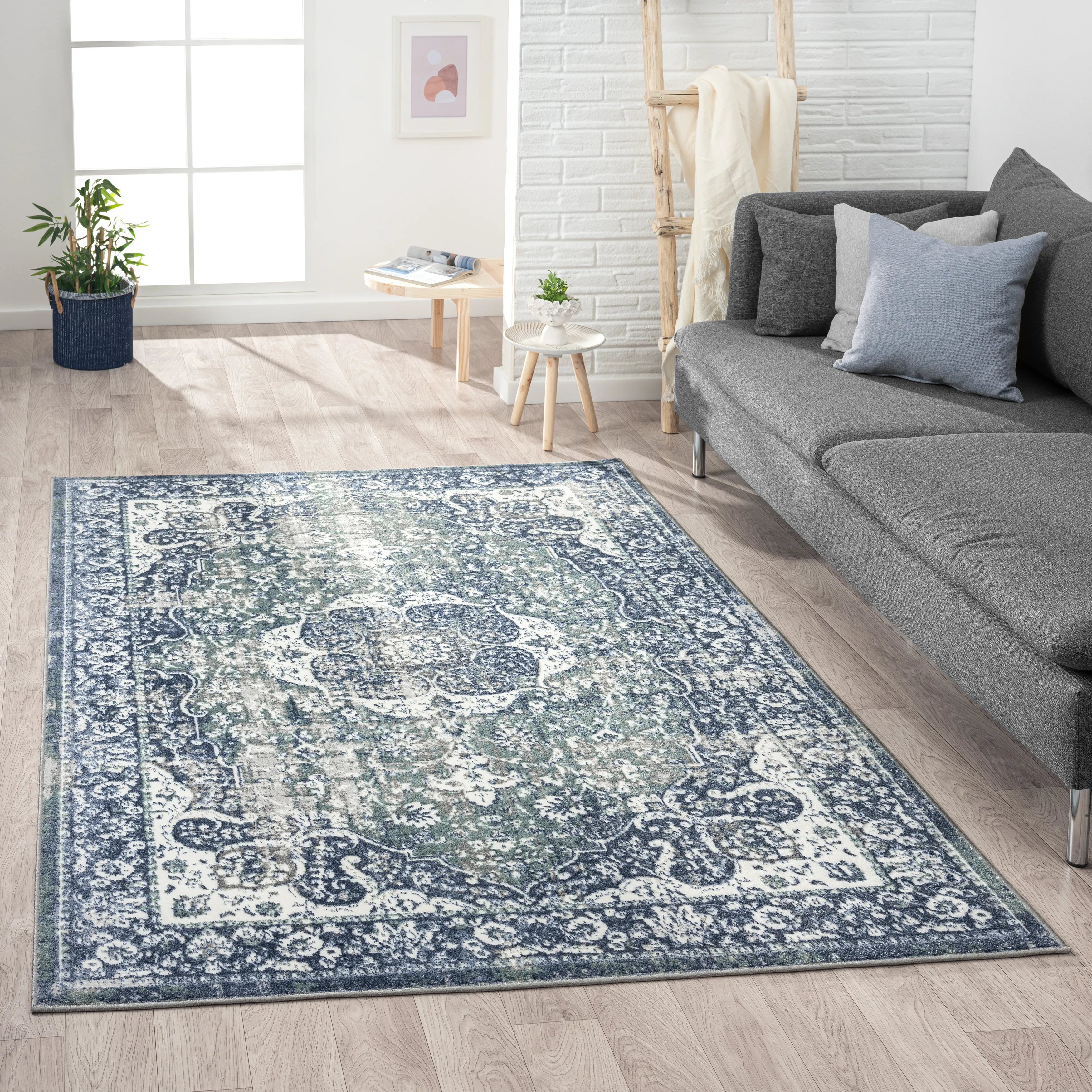 Avery Blue/ Ivory Traditional Medallion Indoor Area Rug 5' x 7'