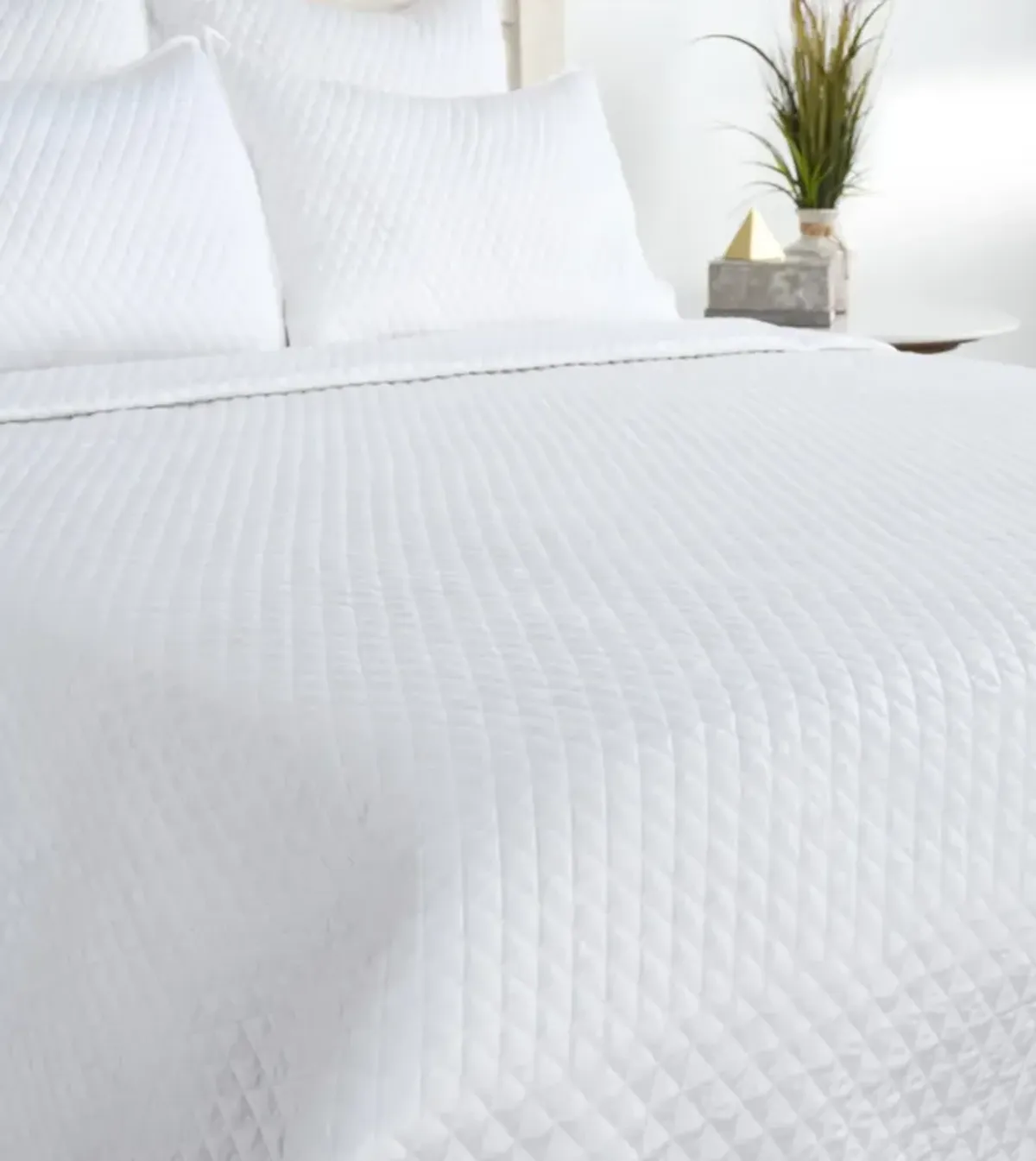 Diamond White Queen Quilt