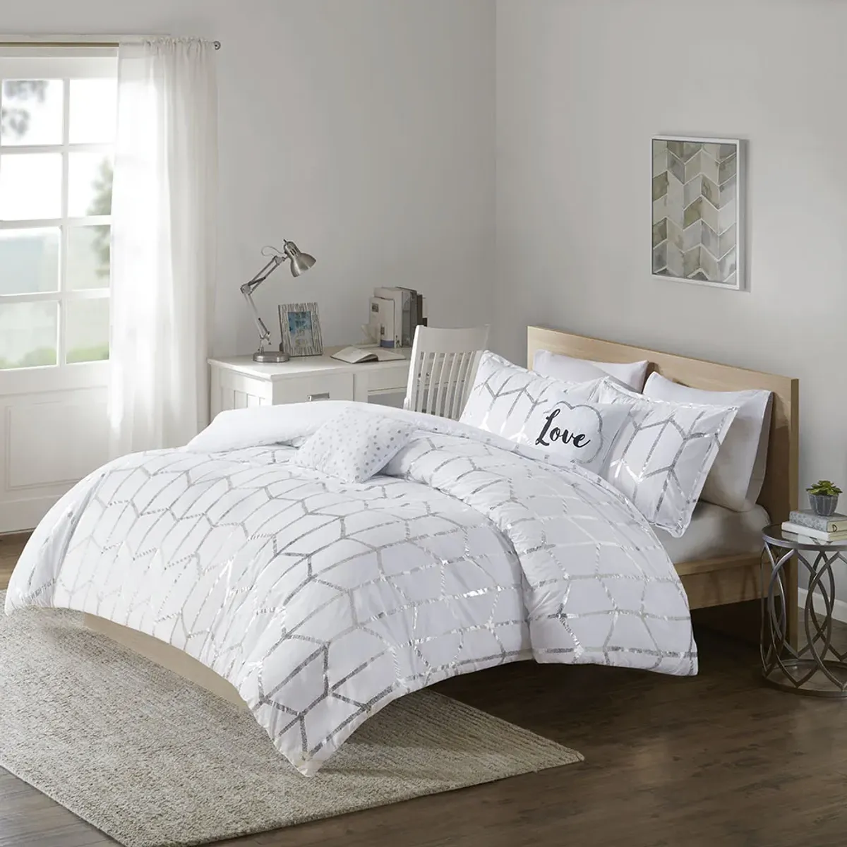 Intelligent Design Raina White/Silver Metallic Printed Comforter Set