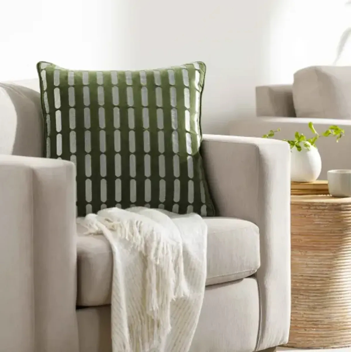 Connecticut CIU-008 18"L x 18"W Accent Pillow