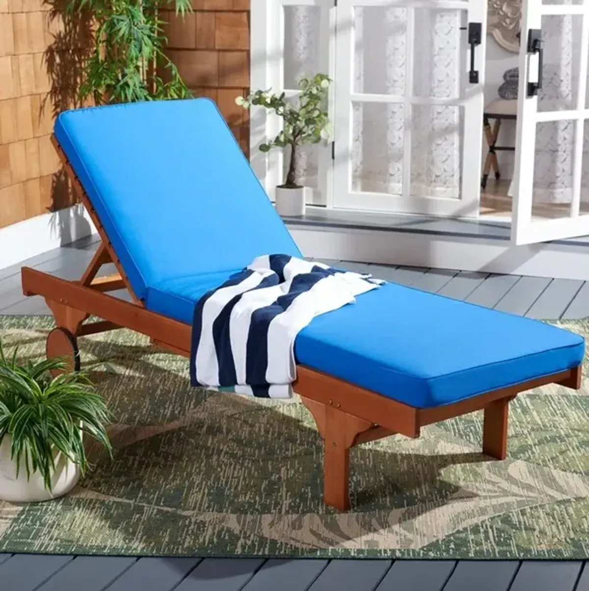 NEWPORT CHAISE LOUNGE CHAIR WITH SIDE TABLE