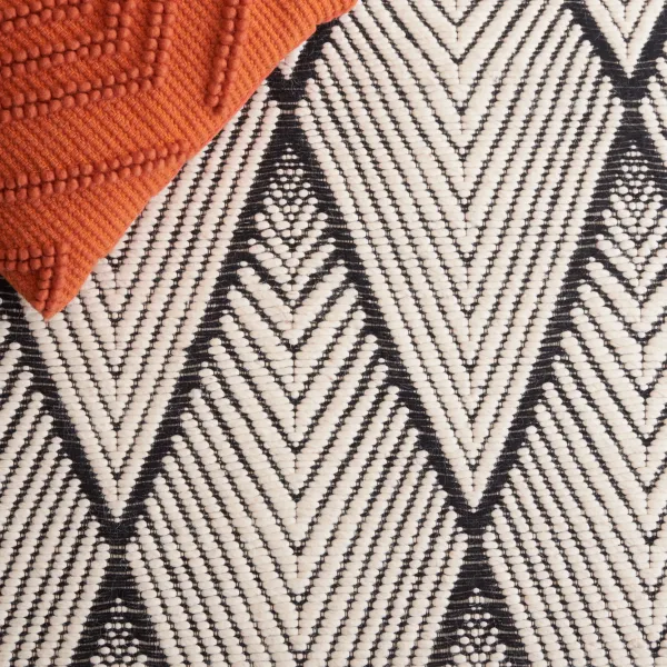 MARBELLA Hand loomed 4' x 6' area rug