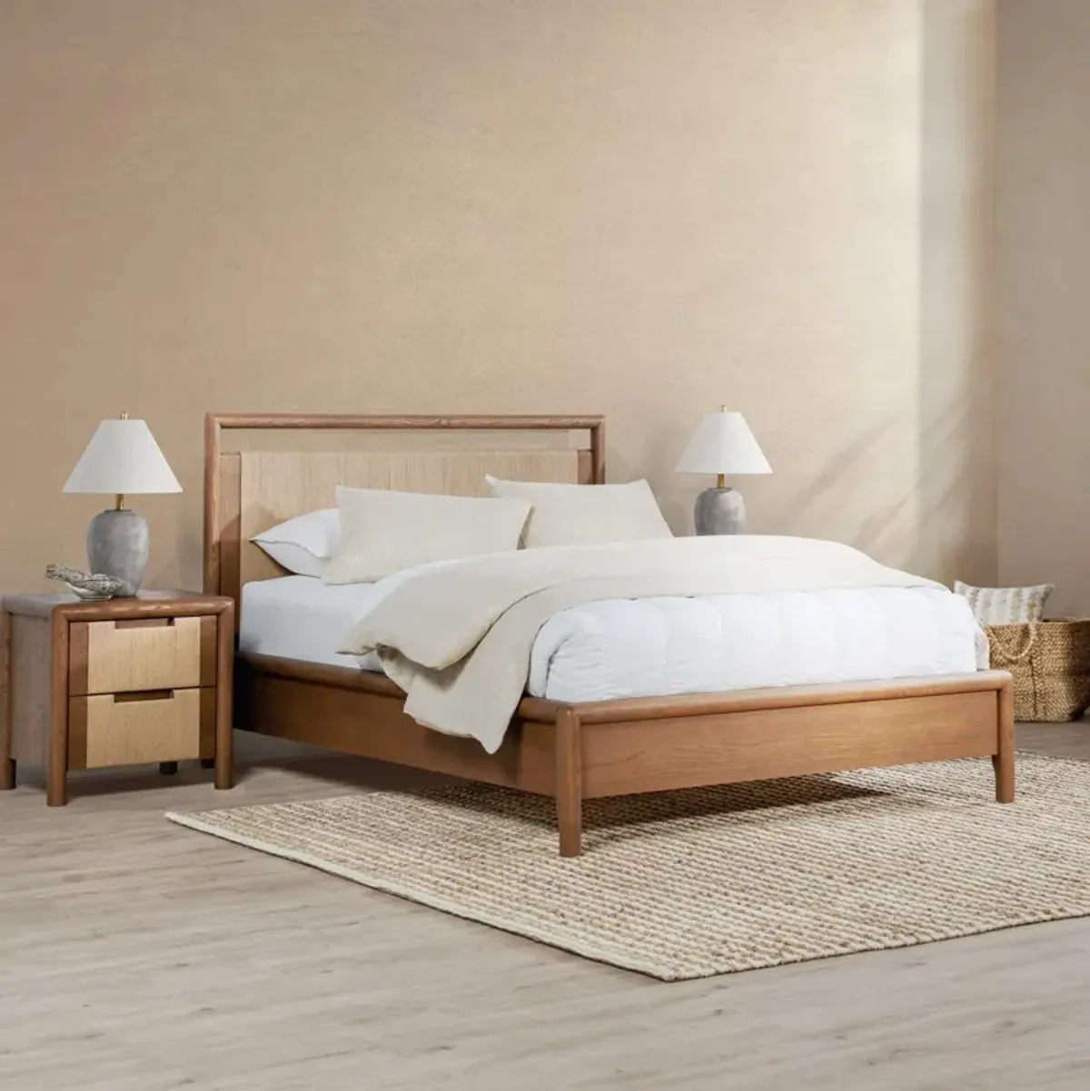 Corda Oak Veneer Eastern King Bed Nut Brown/Natural