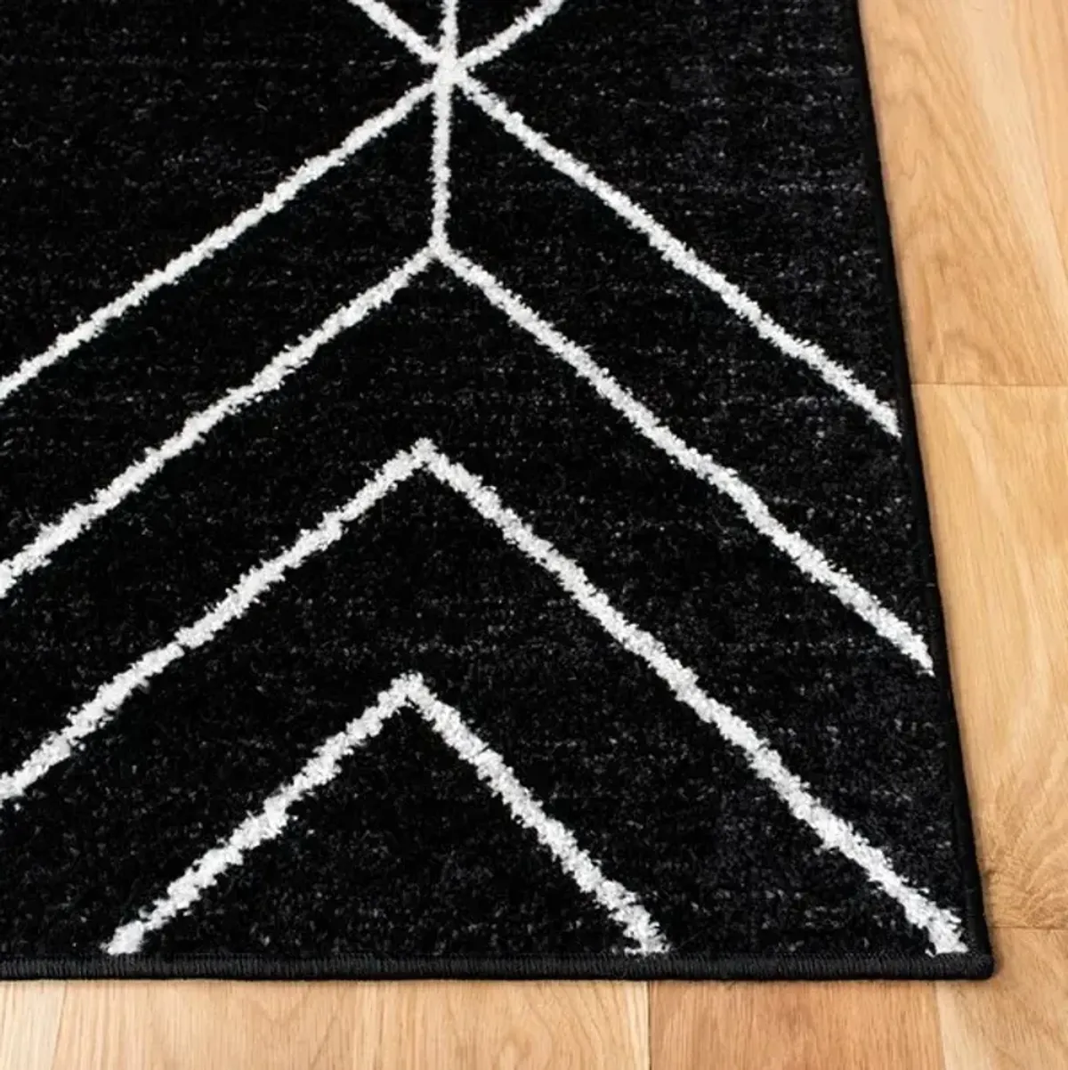 ADIRONDACK Contemporary Black / Ivory 2'-6" X 4' Powerloomed Rug