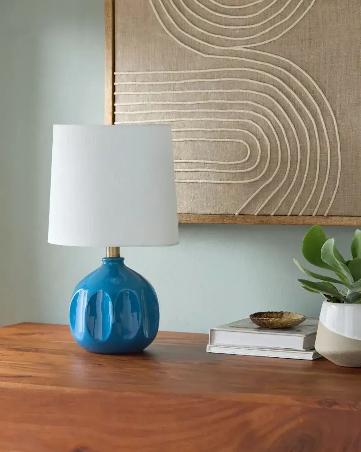 Bellune BLUN-020 15"H x 10"W x 10"D Accent Table Lamp