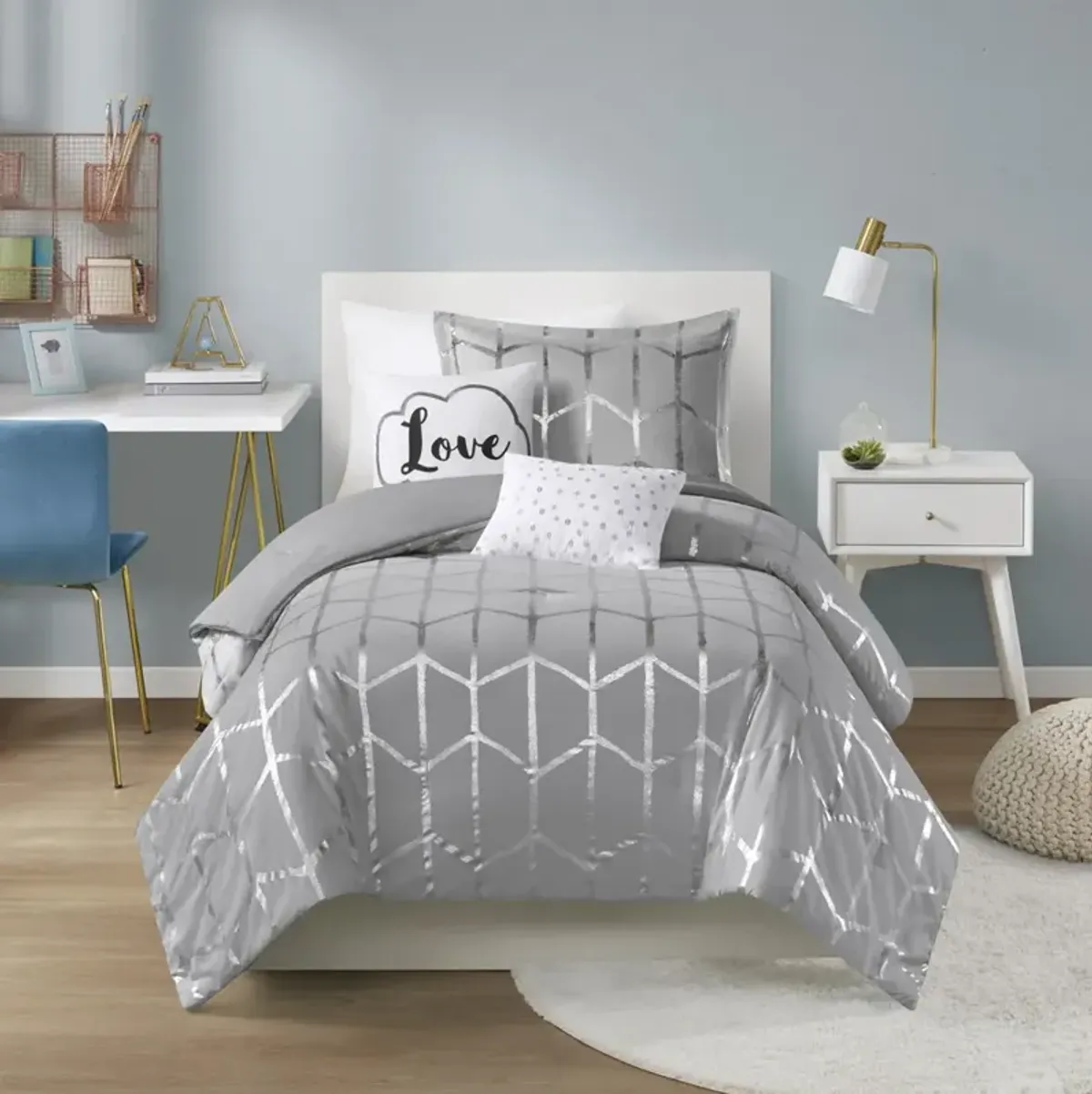 Intelligent Design Raina Grey/Silver Metallic Printed Comforter Set