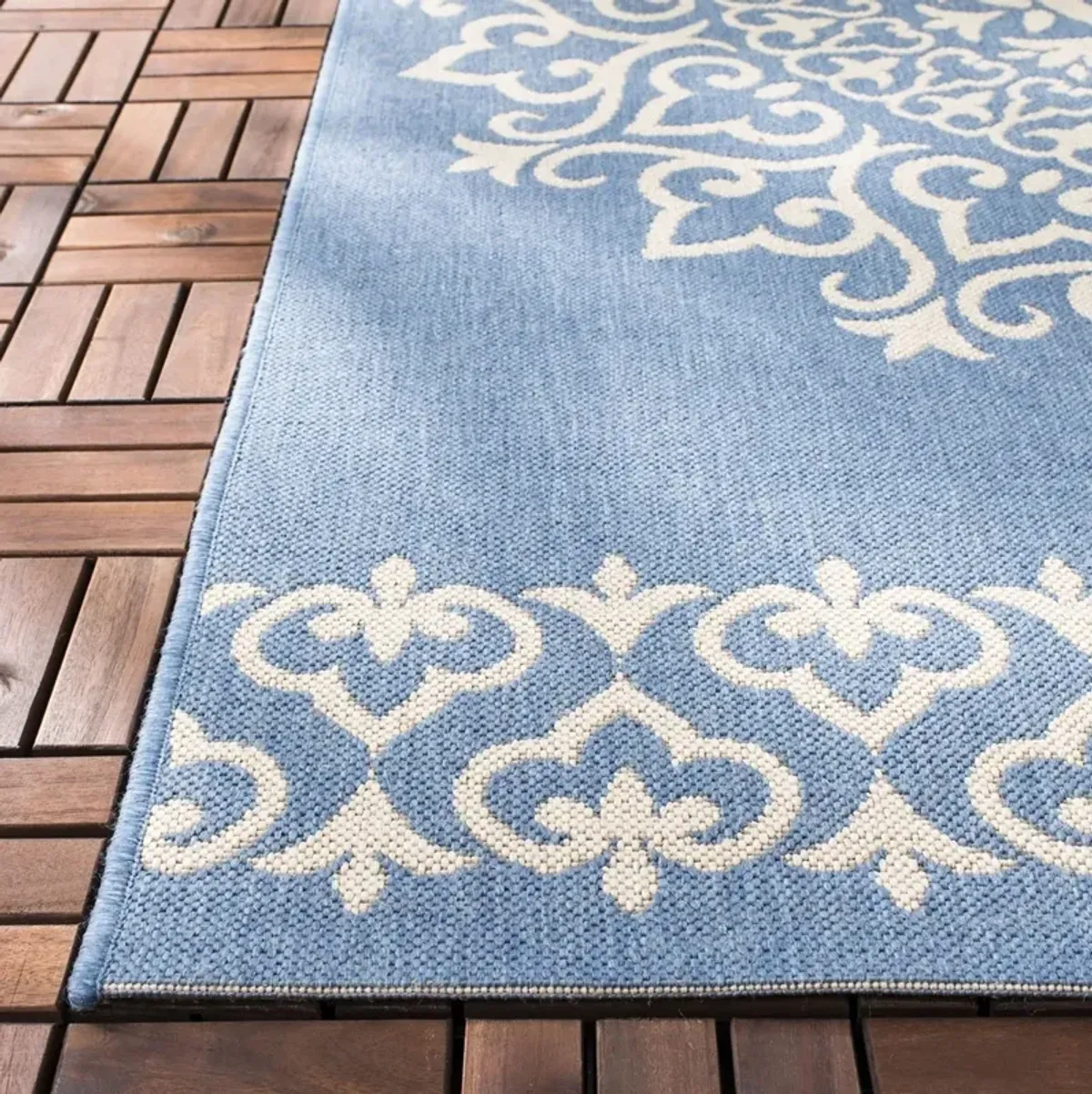 BEACH HOUSE 183 Blue 2'-2' X 4' Accent Rug