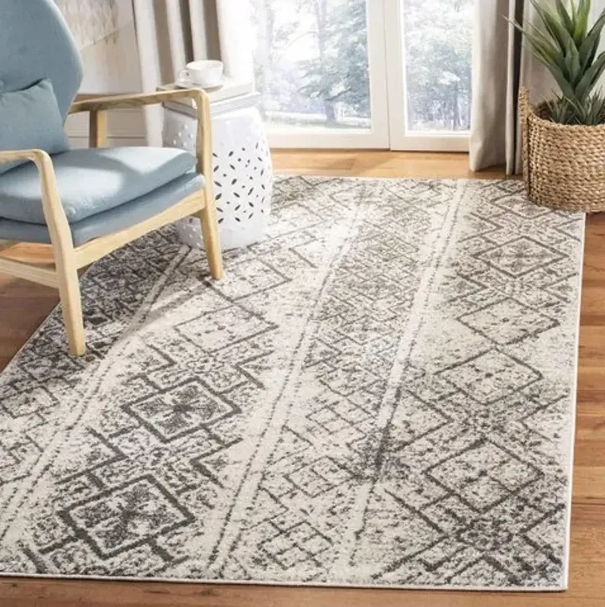 Adirondack Contemporary Silver / Black 4' X 6' Powerloomed Rug