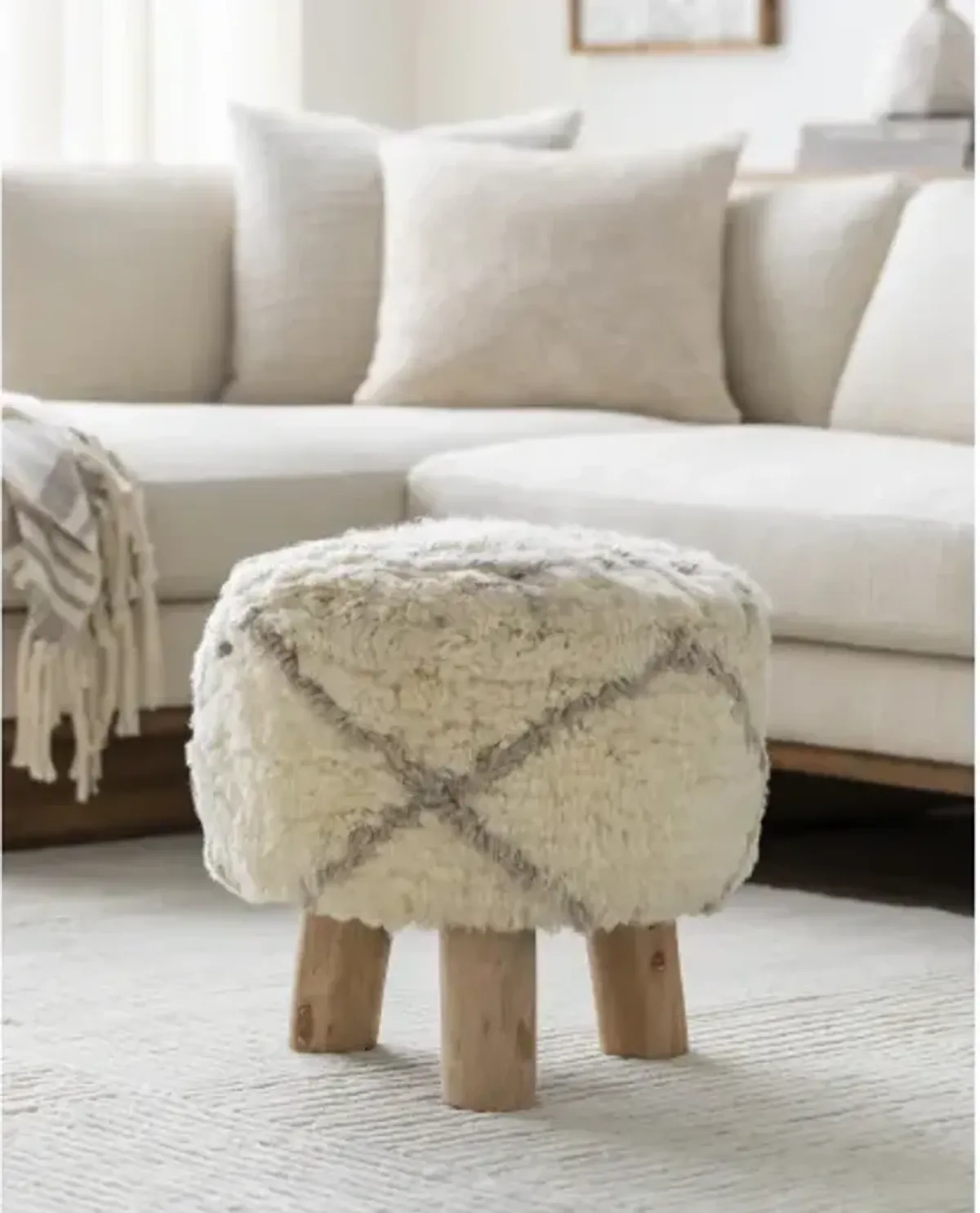 Kiarah KIH-001 16"H x 16"W x 16"D Stool