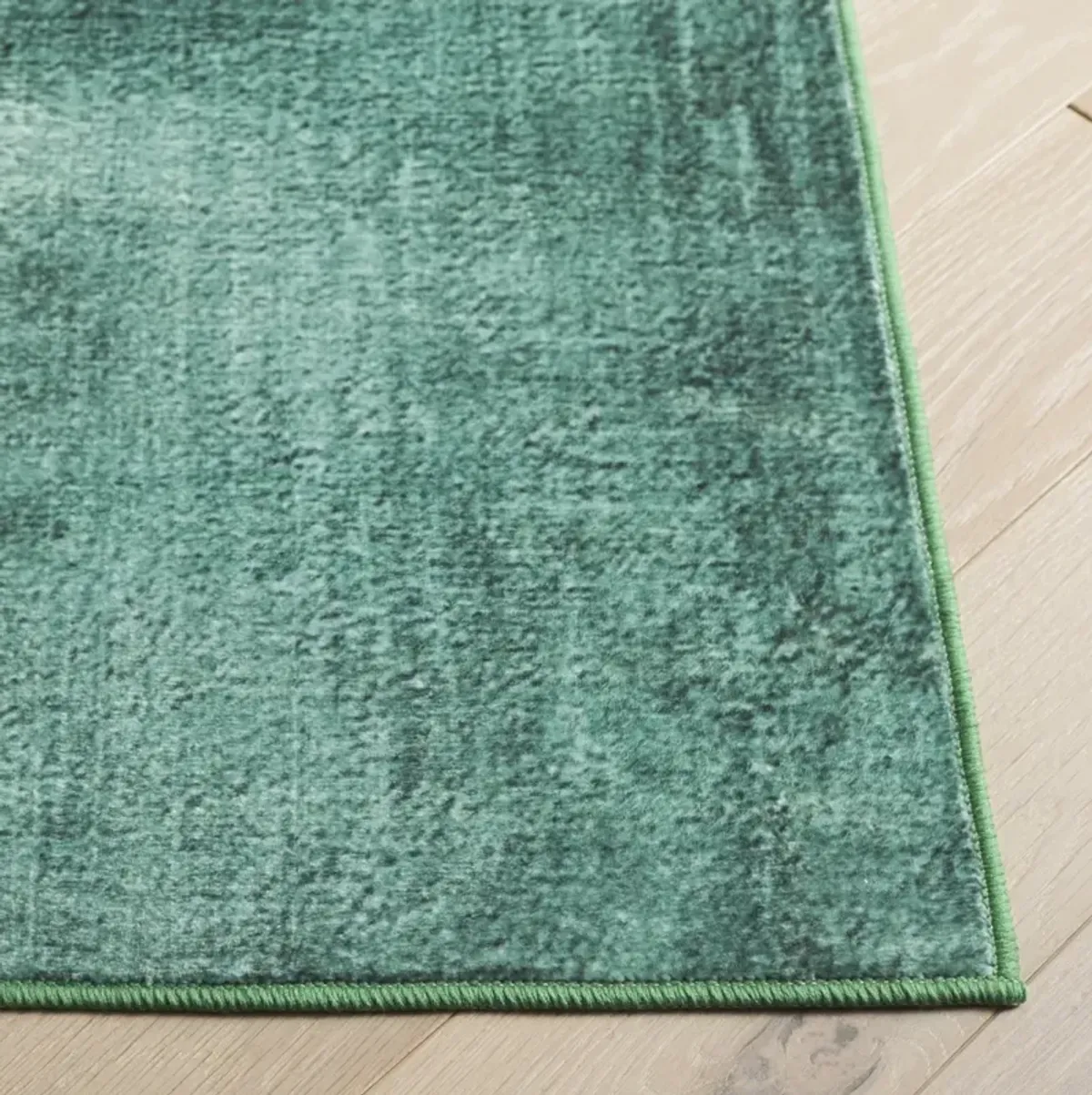 SANTA MONICA 840 GREEN  2'-6' x 8' Runner Rug