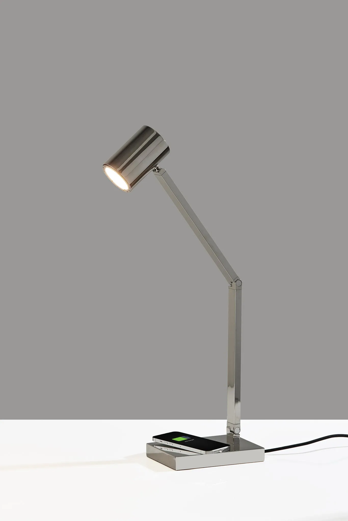 Newman Task Lamp w. Wireless Charging