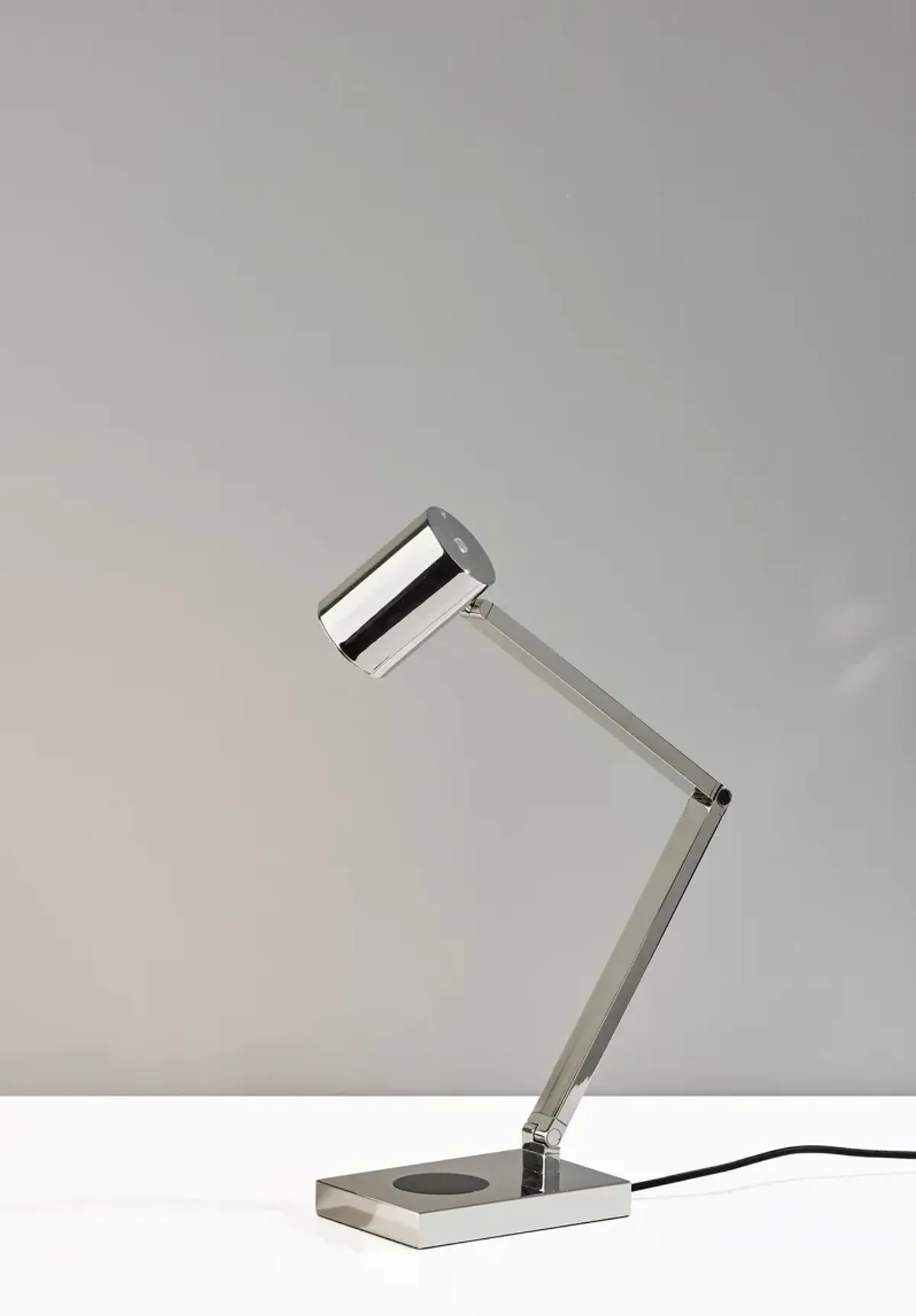 Newman Task Lamp w. Wireless Charging