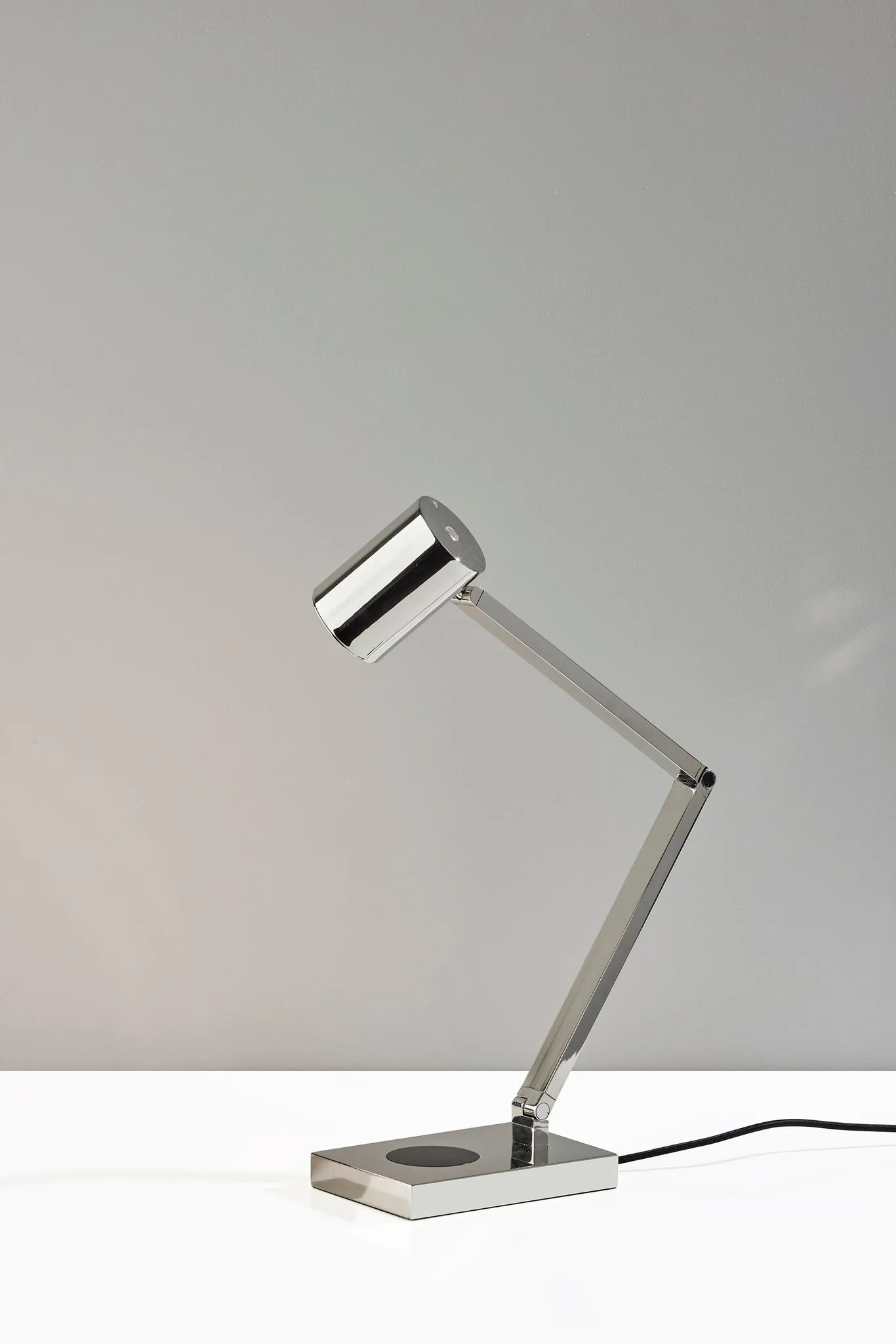 Newman Task Lamp w. Wireless Charging