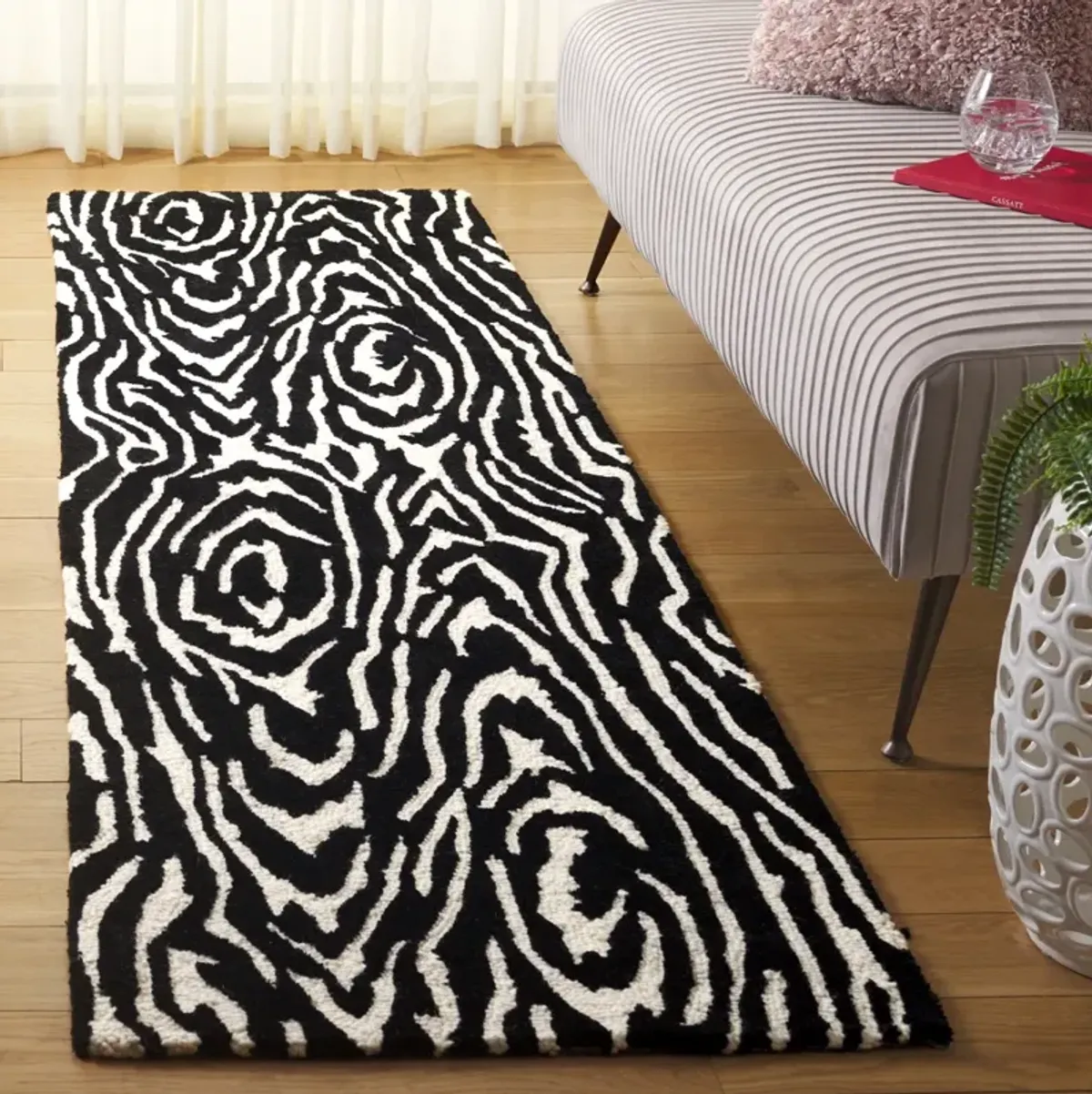 EBONY 550 BLACK  2'-3' x 8' Runner Rug