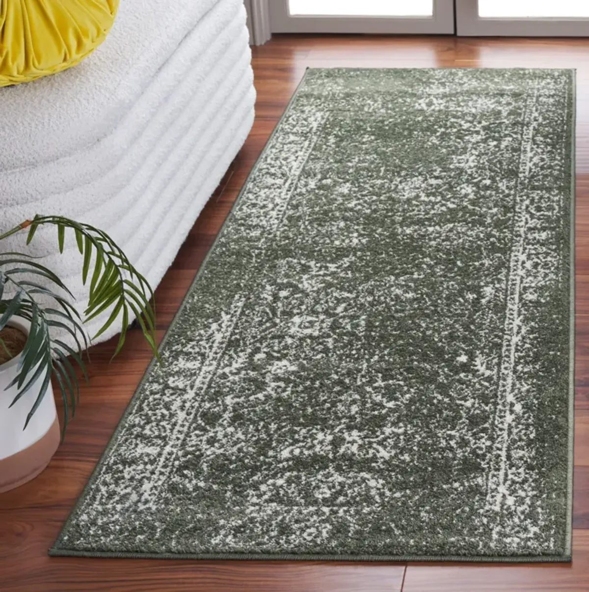 ADIRONDACK 109 DARK GREEN  2'-6' x 8' Runner Rug