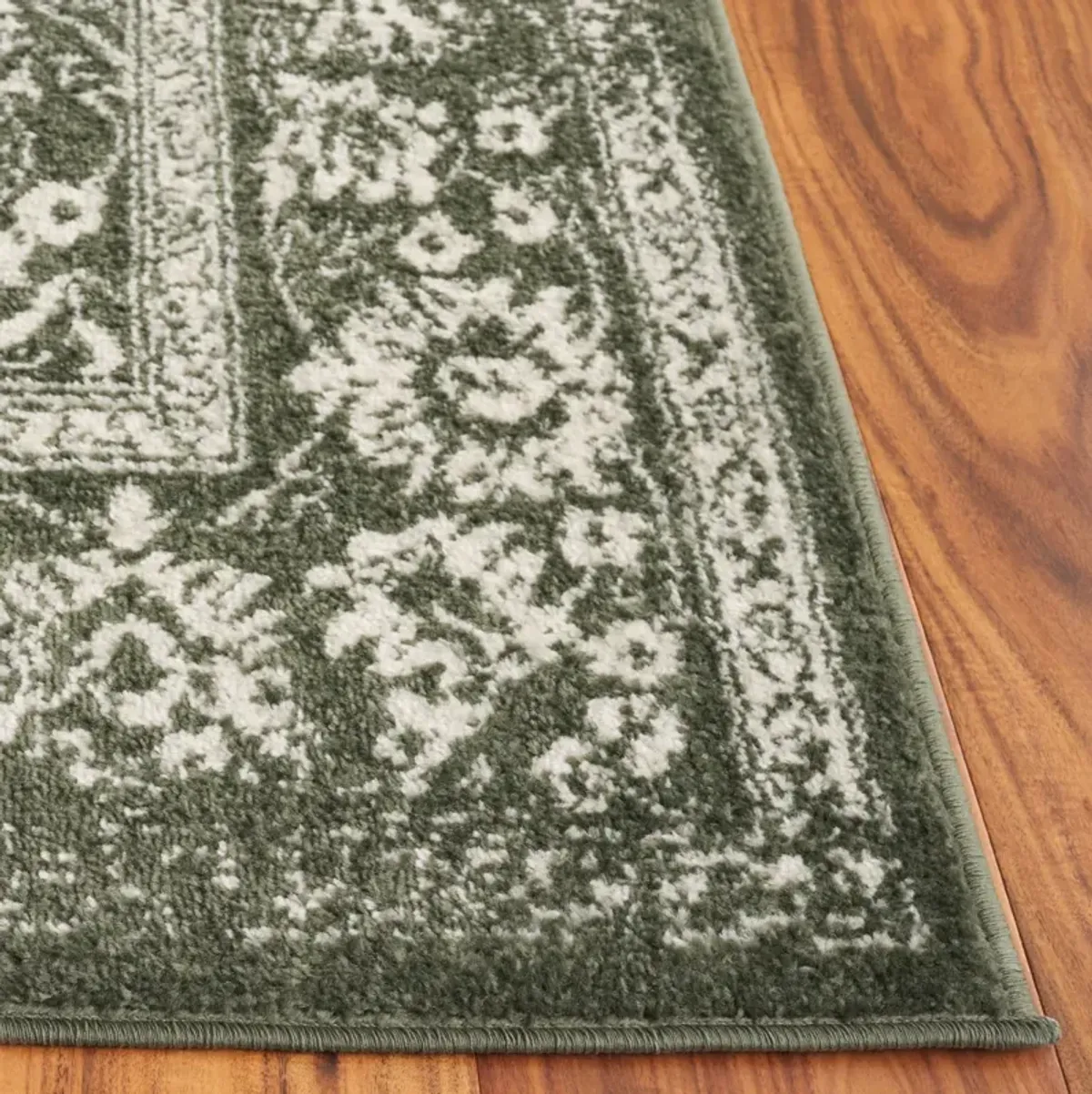 ADIRONDACK 109 DARK GREEN  2'-6' x 8' Runner Rug