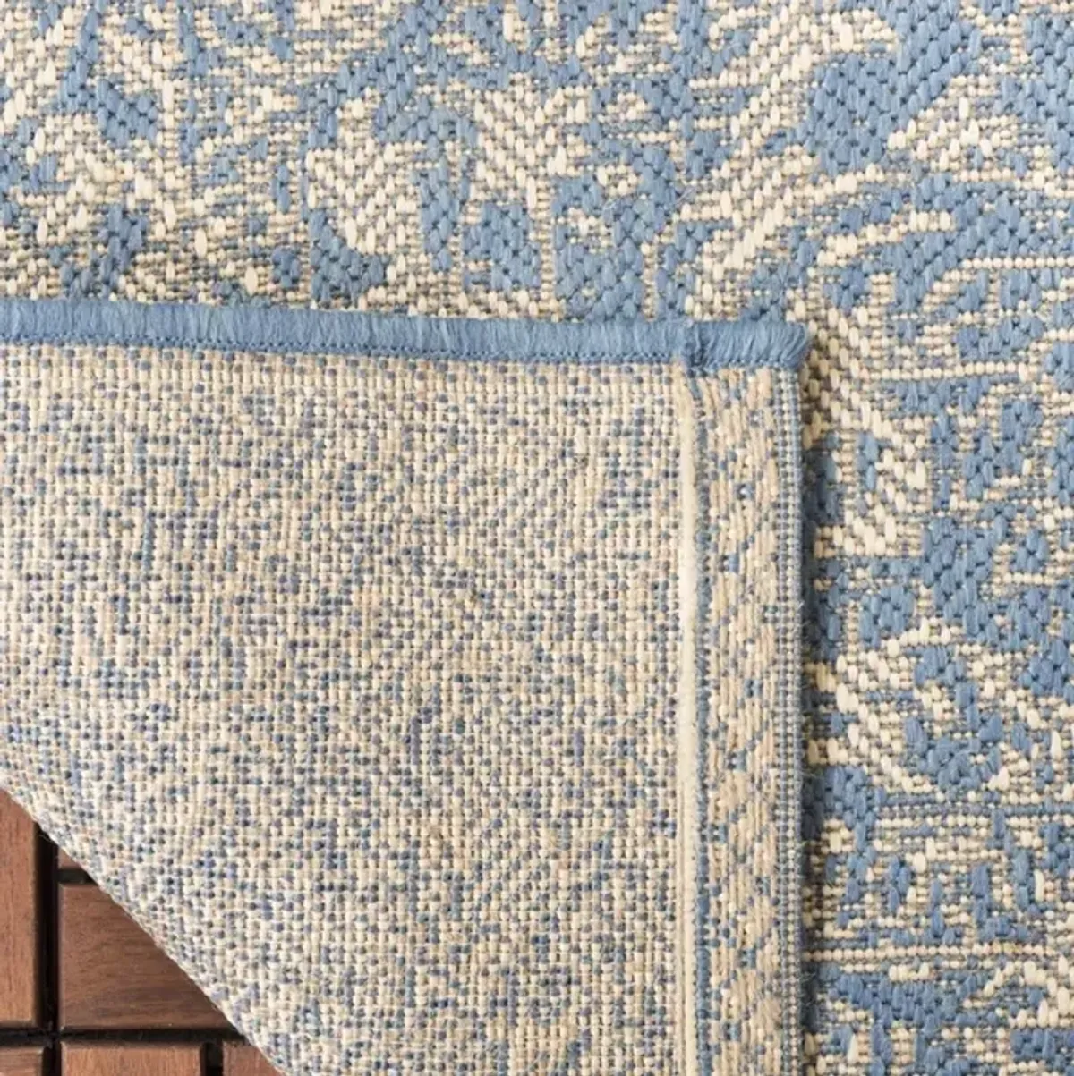 Safavieh BEACH HOUSE Collection BHS139N-4 Cream / Blue 4' X 6'