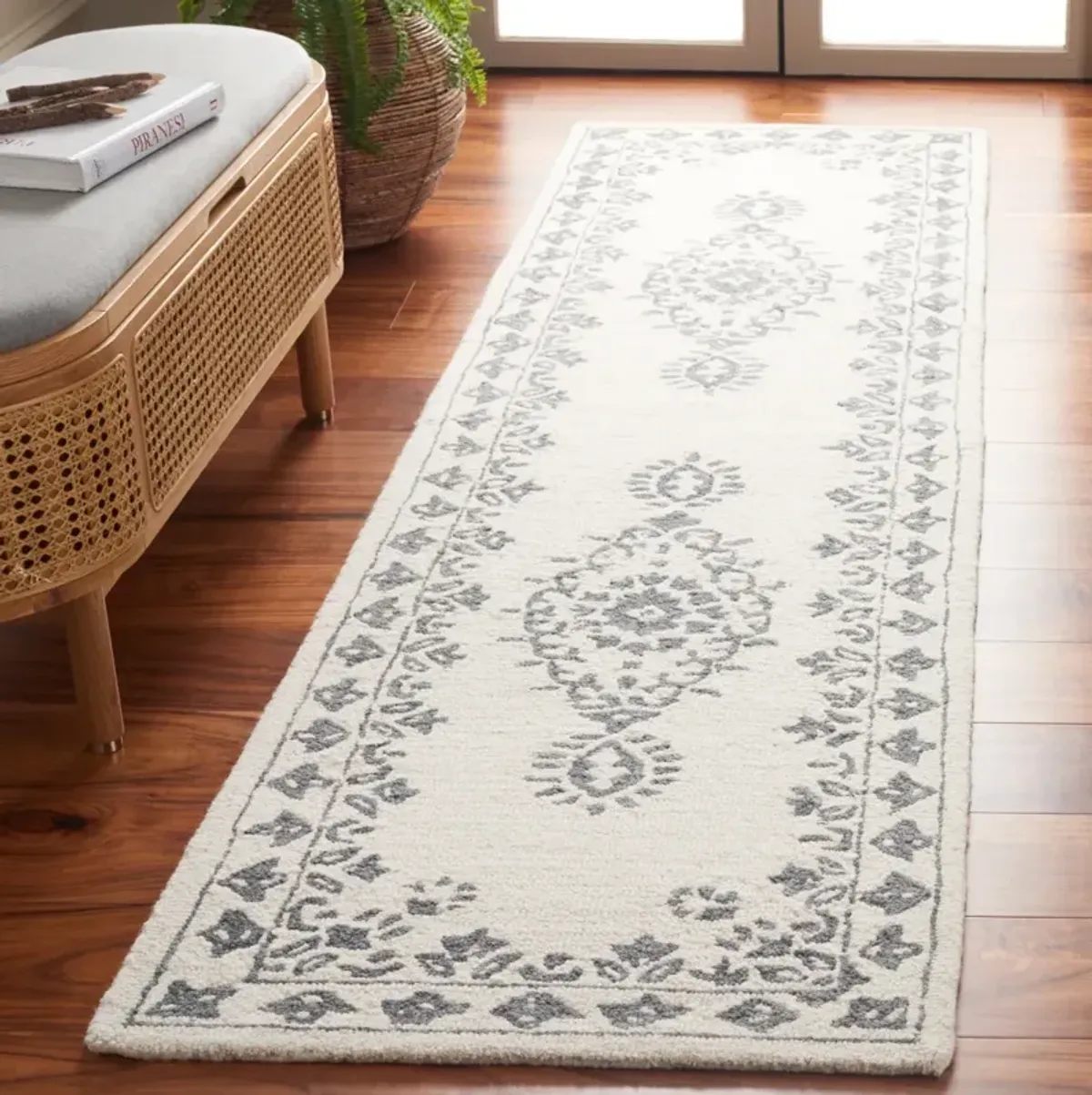 EBONY 650 IVORY  2'-3' x 9' Runner Rug