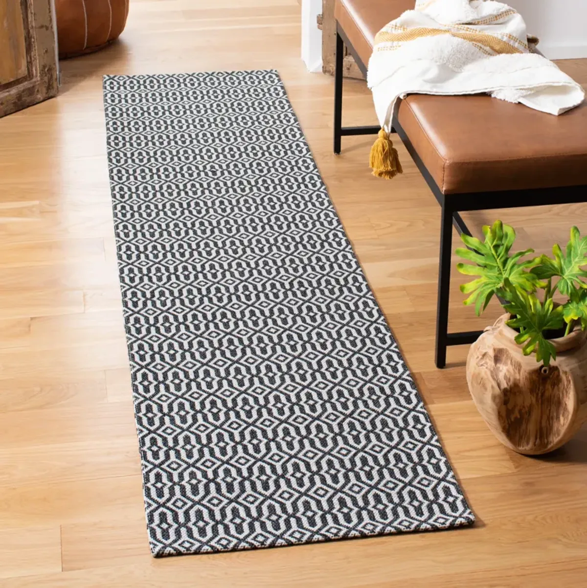 AUGUSTINE 411 BLACK  2' x 8' Runner Rug