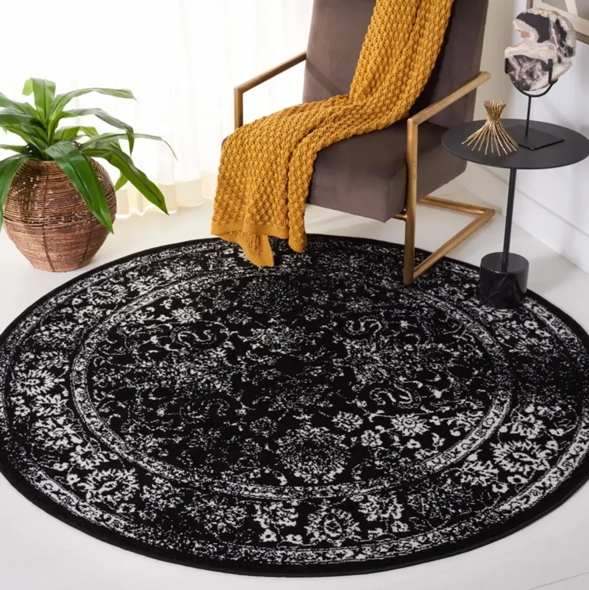 ADIRONDACK 109 BLACK  4' x 4' Round Round Rug