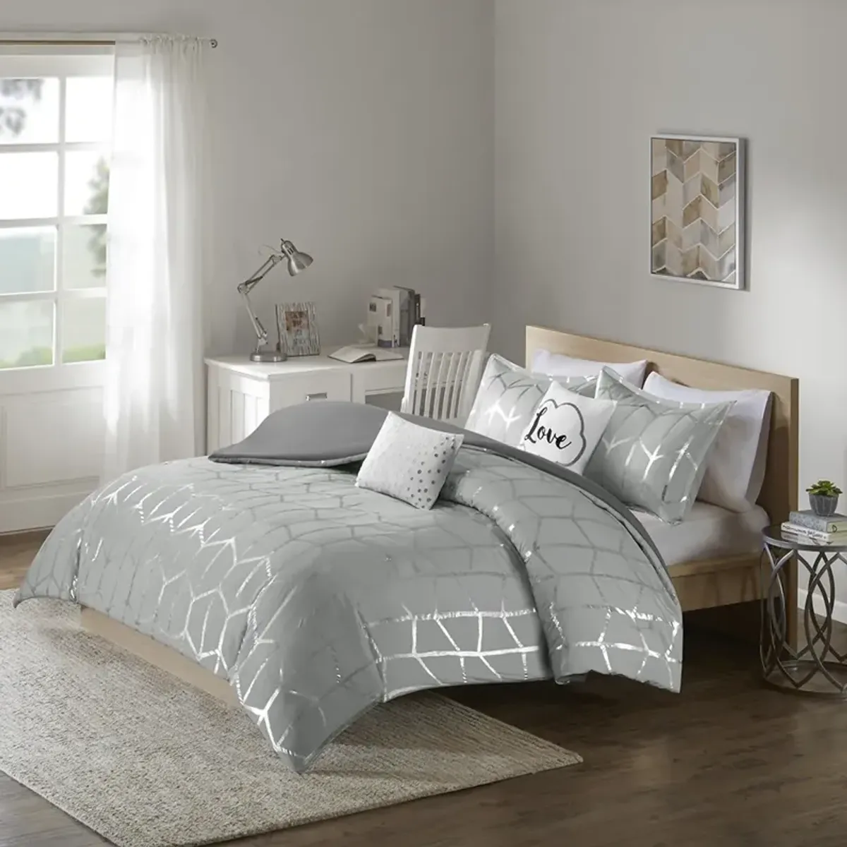 Intelligent Design Raina Grey/Silver Metallic Printed Duvet Cover Set