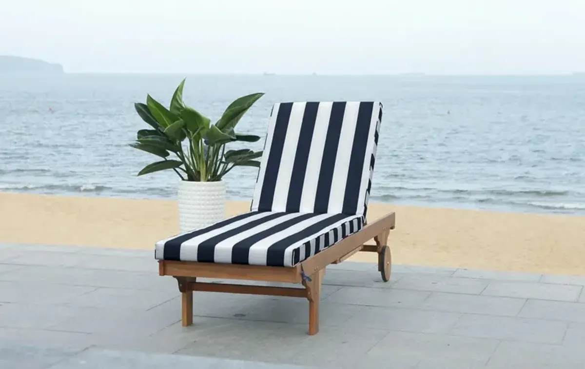 Newport Chaise Lounge Chair with Side Table