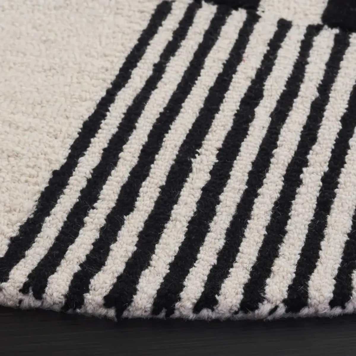 GENRE Hand Tufted 6' x 6' Round area rug