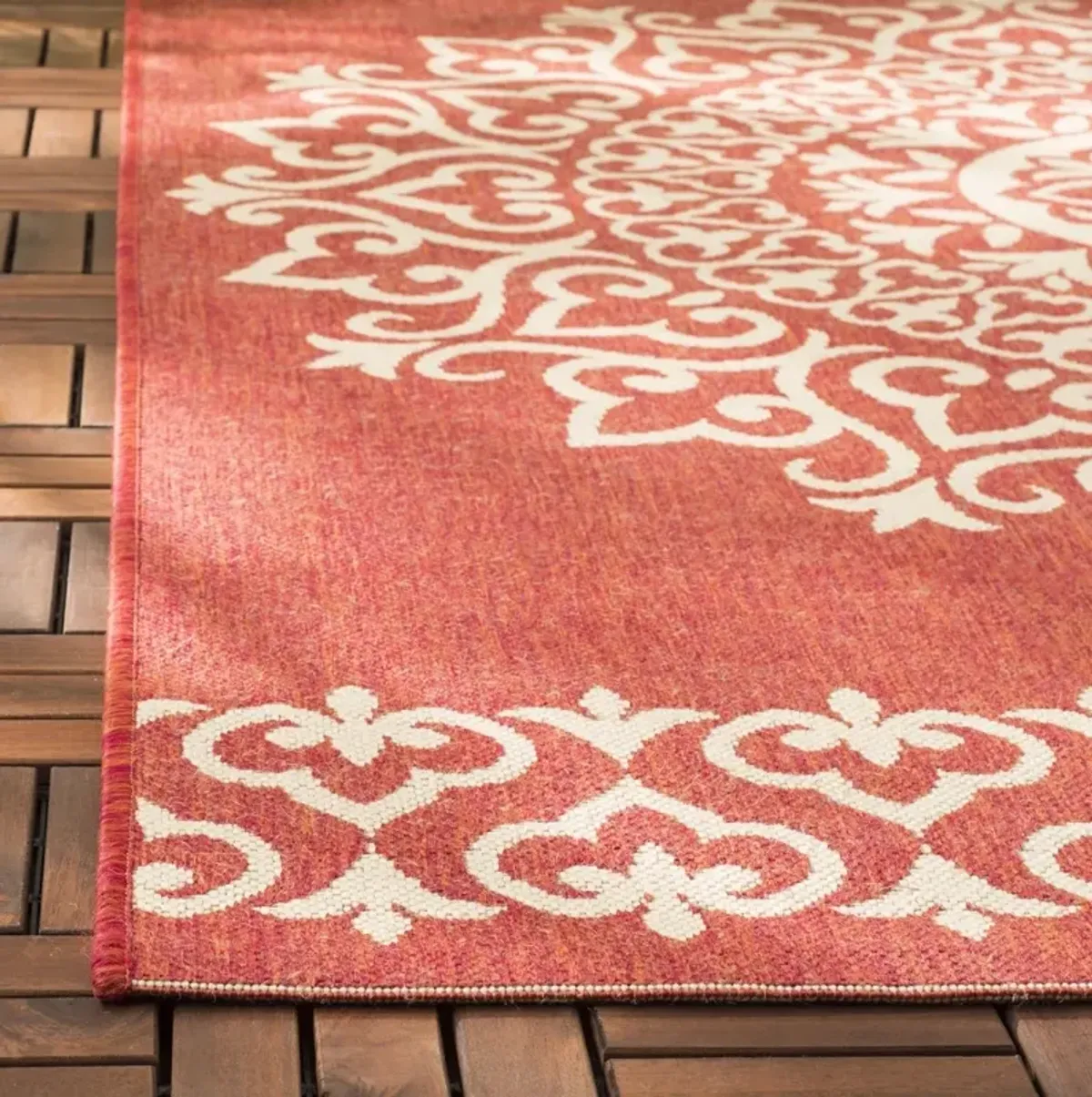 BEACH HOUSE 183 Red 2'-2' X 4' Accent Rug