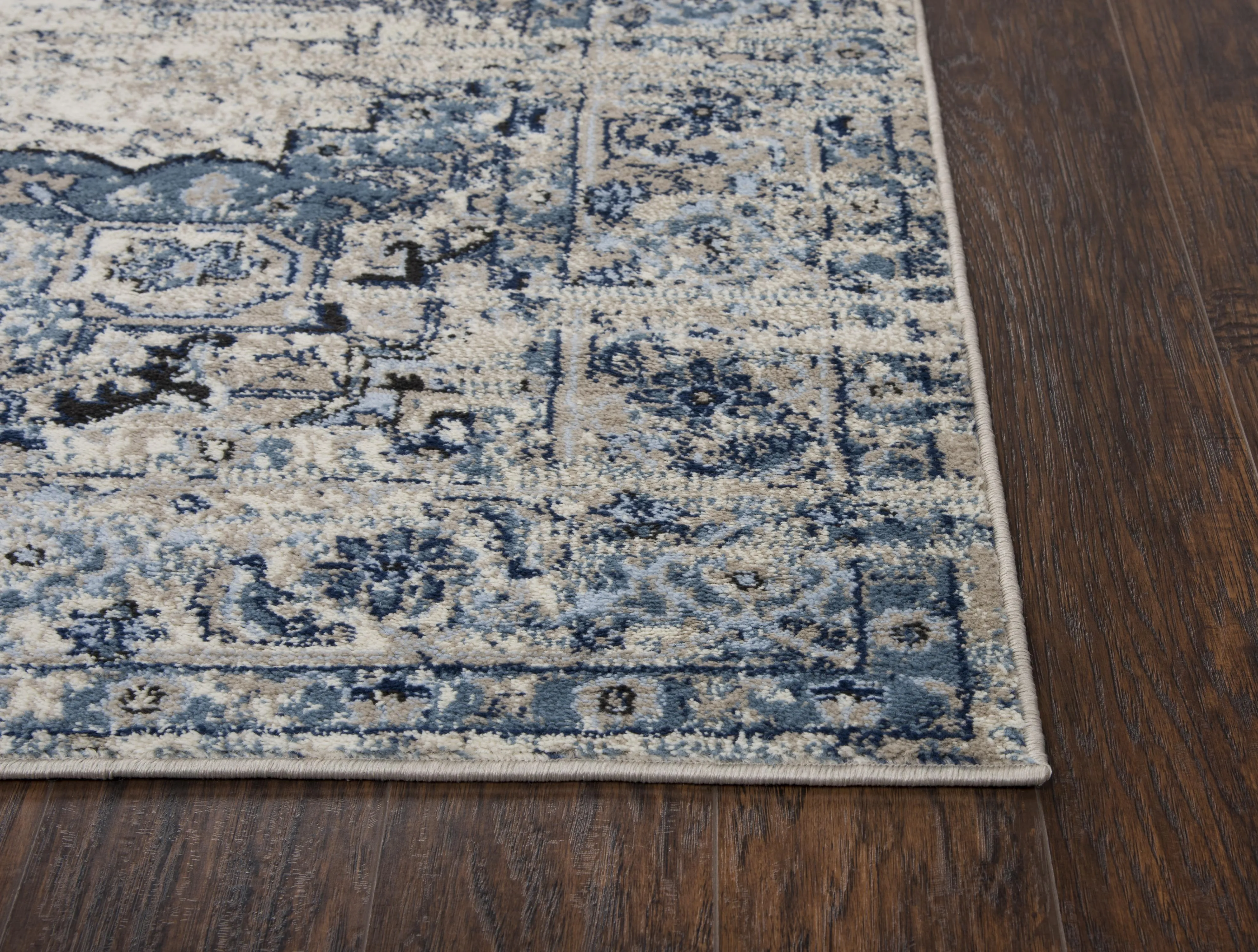 Encore Blue Traditional Medallion Polypropylene 5'2" x 7'3" Rectangle Rug