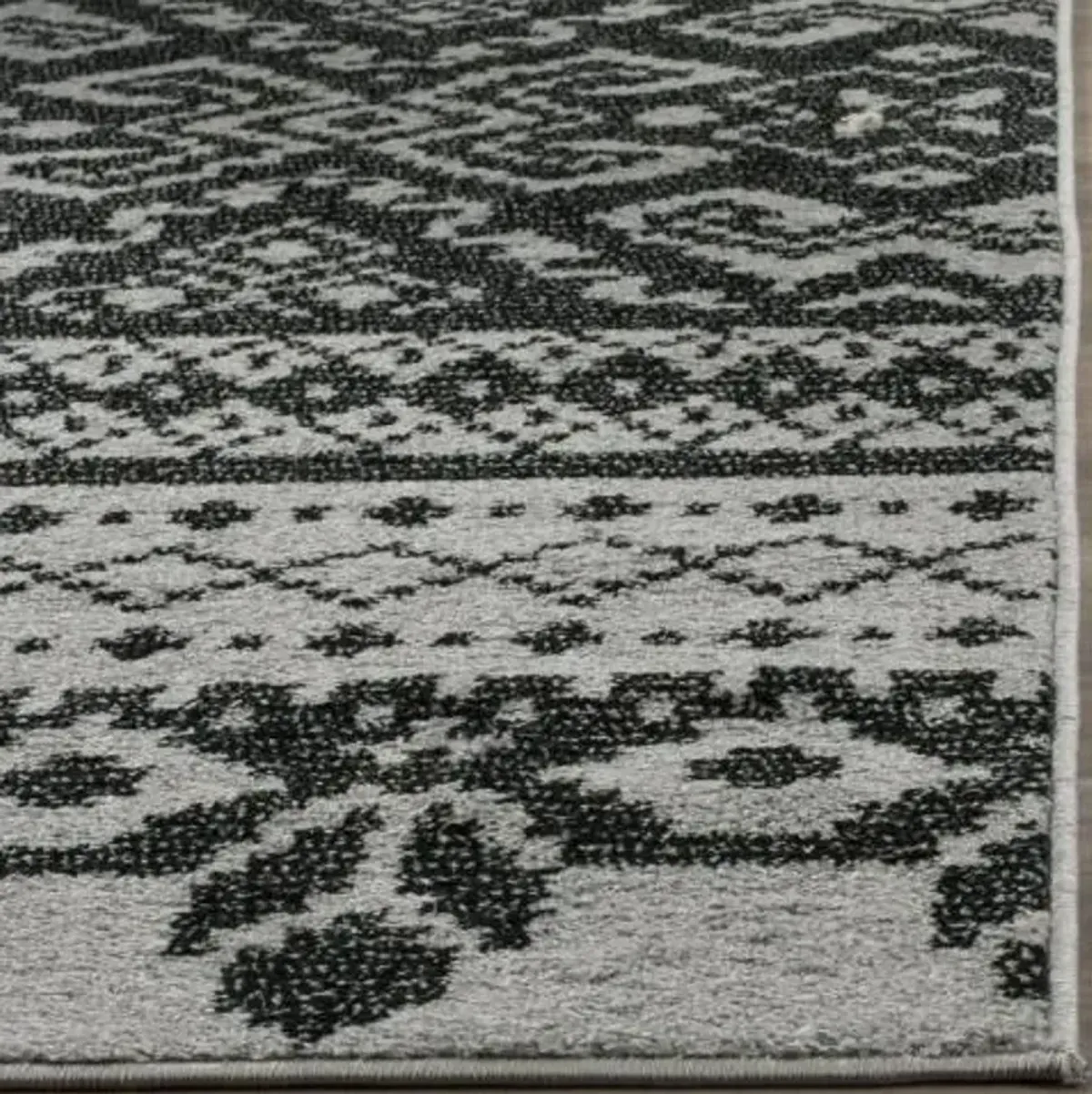 Adirondack Contemporary Silver / Black 4' X 6' Powerloomed Rug