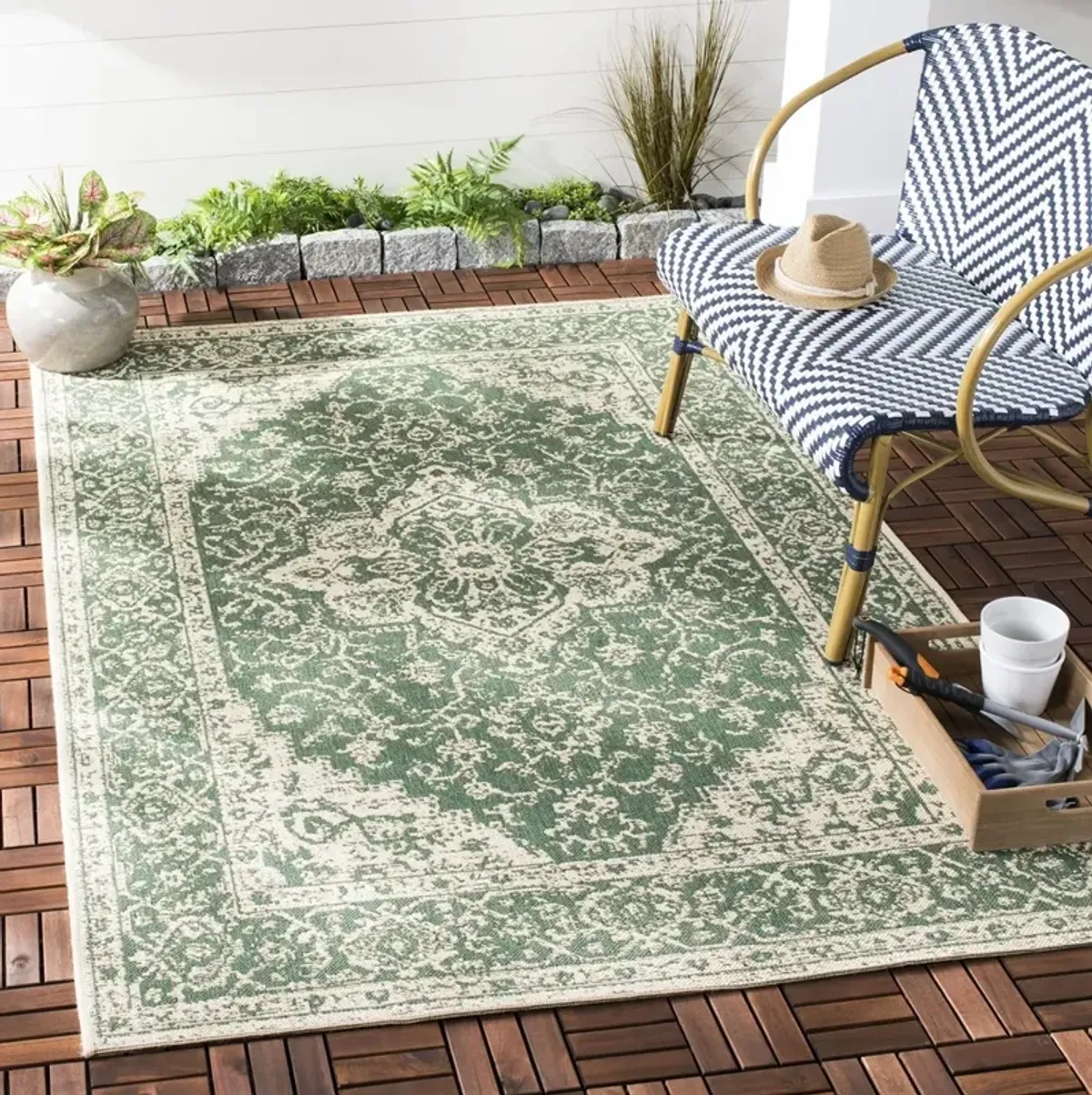 BEACH HOUSE 137 Green 2'-2' X 4' Accent Rug