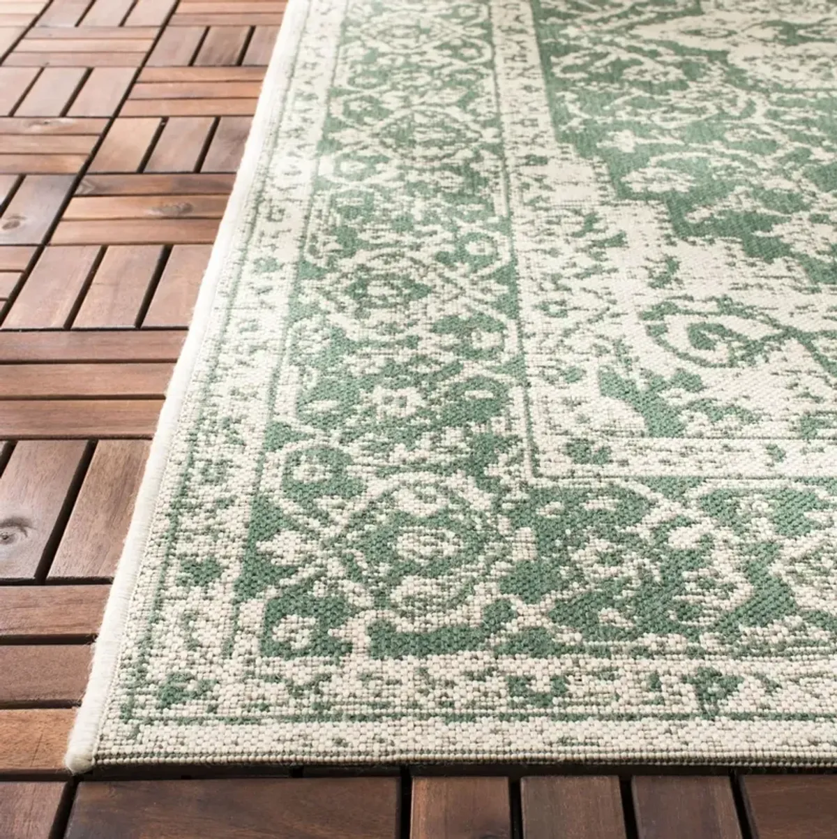 BEACH HOUSE 137 Green 2'-2' X 4' Accent Rug