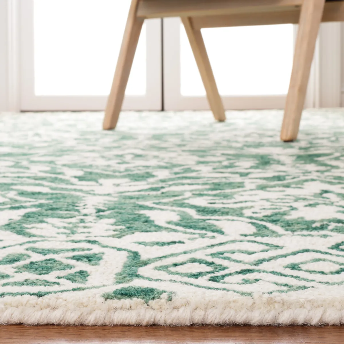 DIP DYE Hand Tufted 2'-3' x 4' area rug