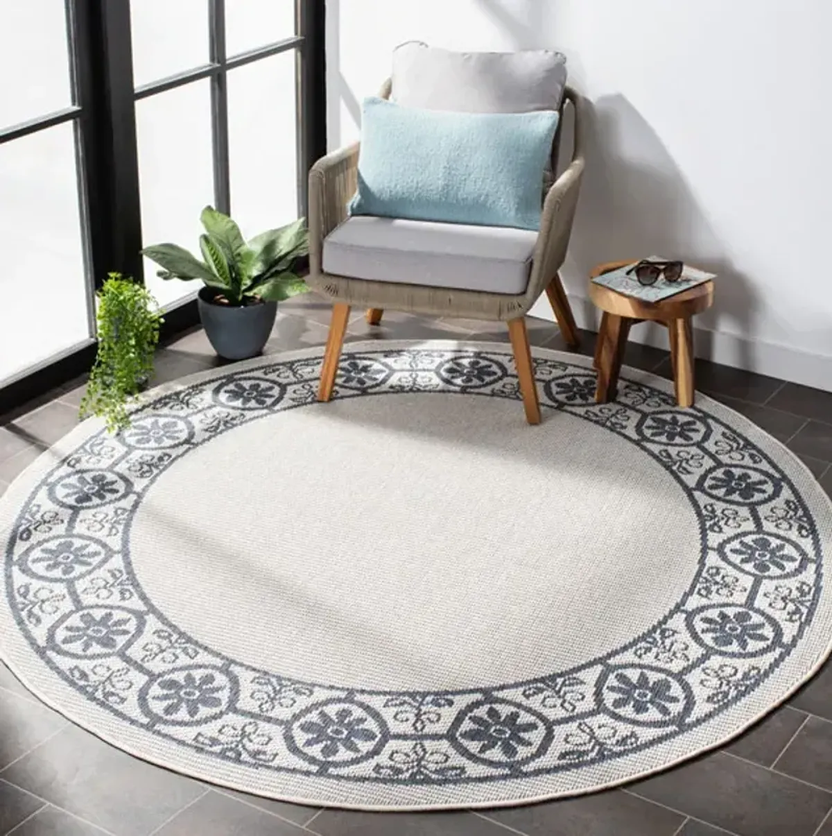 Safavieh BERMUDA 800 Collection BMU815A-7R Ivory / Charcoal 6'-7" X 6'-7" Round