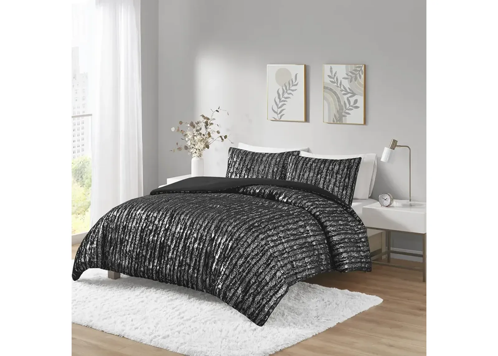 Intelligent Design Naomi Black/Silver Metallic Print Faux Fur Comforter Set