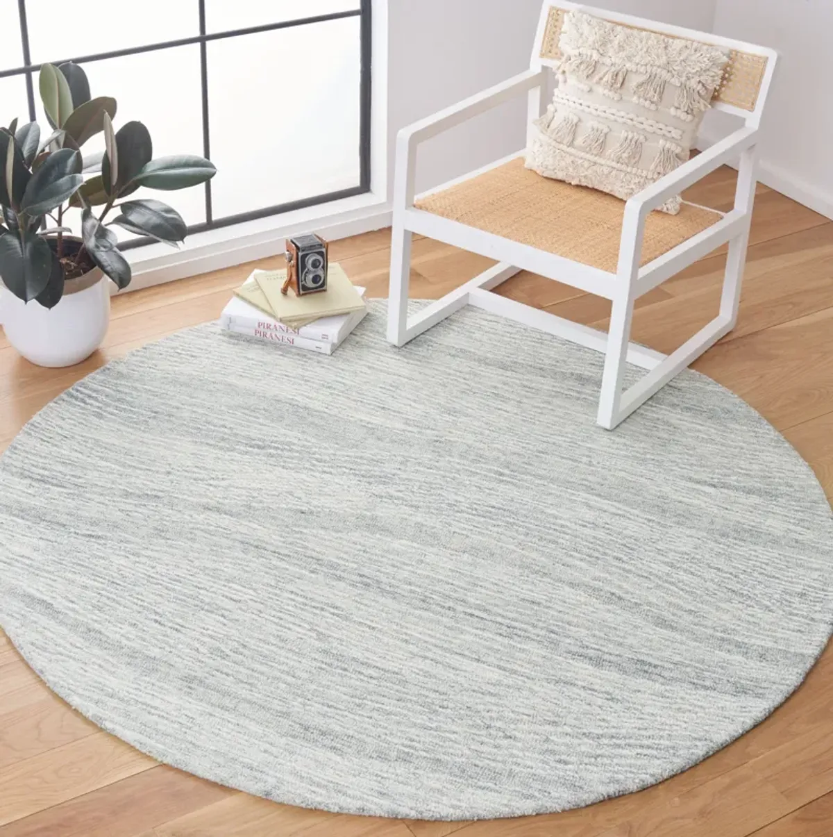 METRO Hand Tufted 4' x 4' Round area rug